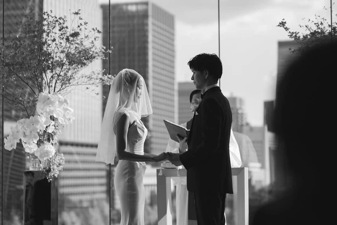 中島ケイカさんのインスタグラム写真 - (中島ケイカInstagram)「先日 爽やかな秋晴れの中 結婚式を挙げることができました。  人生は長いようで短い。 だからこそ美しい日々なんだと。 もっと一瞬一瞬を大切にしていこうと改めて感じる日になりました。  また落ち着いたらお式や準備についてなどお話しできたらと思います✨  📸 @kyoootagram   #wedding #palacehoteltokyo #palacewedding #keicawedding」9月26日 15時51分 - kathy_tan529