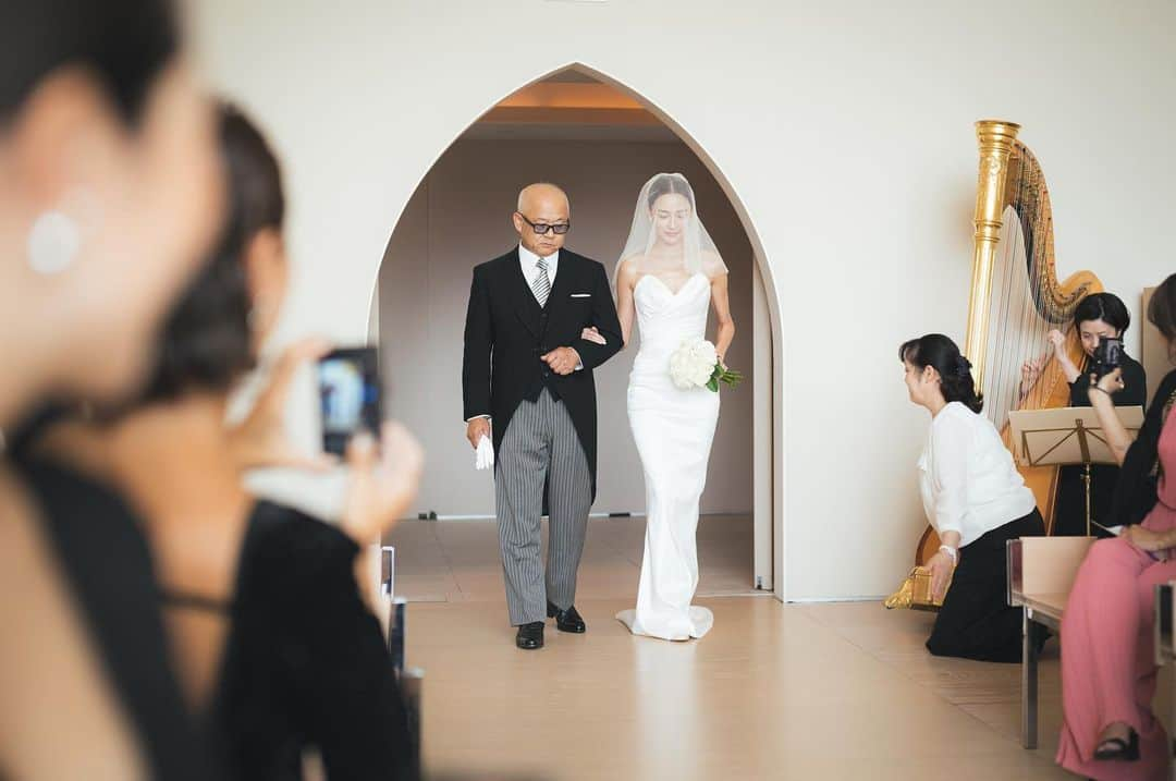 中島ケイカさんのインスタグラム写真 - (中島ケイカInstagram)「先日 爽やかな秋晴れの中 結婚式を挙げることができました。  人生は長いようで短い。 だからこそ美しい日々なんだと。 もっと一瞬一瞬を大切にしていこうと改めて感じる日になりました。  また落ち着いたらお式や準備についてなどお話しできたらと思います✨  📸 @kyoootagram   #wedding #palacehoteltokyo #palacewedding #keicawedding」9月26日 15時51分 - kathy_tan529