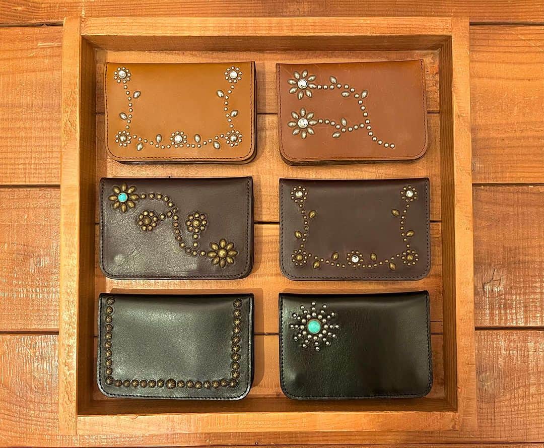 のインスタグラム：「HTCのミディアムサイズのウォレットです。  お札は折って入れるタイプですが、デニムパンツのバックポケットに収まるサイズです。  HTC Medium Wallet is in the store ‼︎  @standardcalifornia_os  @standardcalifornia_movie   #standardcalifornia  #スタンダードカリフォルニア  #htc  #hollywoodtradingcompany  #ハリウッドトレーディングカンパニー  #wallet #mediumwallet  #ウォレット  #internationalshipping  #overseashipping  #worldshopping  #worldshoppingjp」