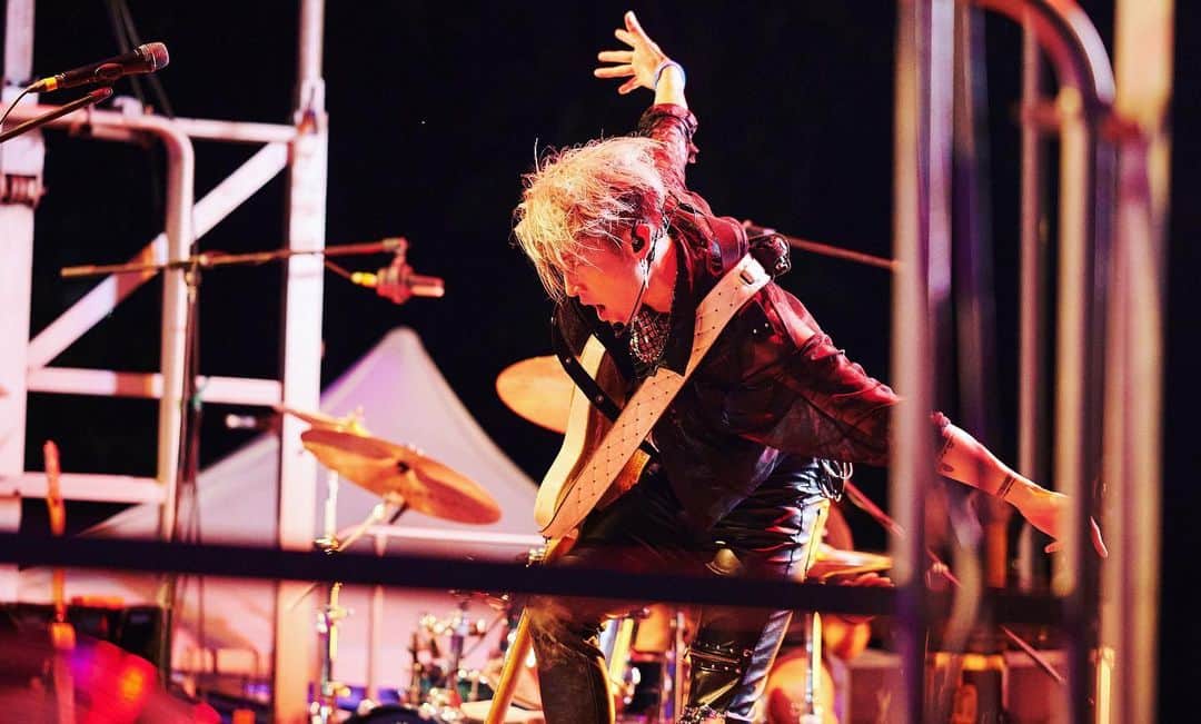 雅-MIYAVI-さんのインスタグラム写真 - (雅-MIYAVI-Instagram)「🙏🏻🙏🏻🤘🏻😌  #こちらは元気でやっております #てか東京公演からまだ１週間しか経ってないってどゆこと #日本の豆腐と玄米が食べたい  #Repost @kinetic_vibe ・・・ Two nights ago Miyavi brought his “Return of the Samurai Guitarist: 20th & Beyond European Tour 2023” to Bucharest! 🤘 What an amazing show with such a loud crowd!   Don’t miss the chance to rock with him! Last tickets can be purchased at www.miyavi.com  (Tue) Sep 26 – Budapest (Durer Kert) (Wed) Sep 27- Berlin (SO36) (Thu) Sep 28 - Bochum (Zeche) (Sun) Oct 1 - Paris (La Maroquinerie)  (Mon) Oct 2 - London (O2 Academy Islington) (Wed) Oct 4 - Milan (Magazzini Generali)  📸 @ix.dan.video   #MIYAVI #EuropeTour #20thAndBeyond #ReturnOfSamuraixxxxx #MiyaviEU2023」9月26日 16時04分 - miyavi_ishihara