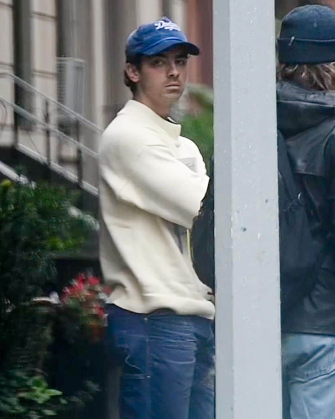 Just Jaredさんのインスタグラム写真 - (Just JaredInstagram)「Joe Jonas was joined by his brother Nick while leaving their NYC hotel to head to their next tour stop on Monday. They're in the Big Apple during tour breaks amid Joe's ongoing custody battle with ex Sophie Turner. More photos on JustJared.com. #JoeJonas #NickJonas Photos: Backgrid」9月26日 15時59分 - justjared