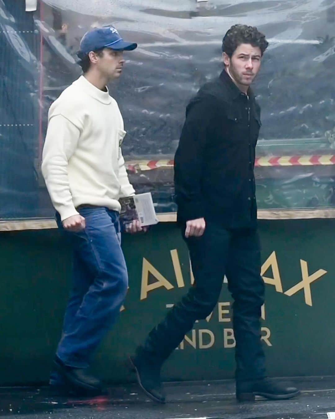 Just Jaredさんのインスタグラム写真 - (Just JaredInstagram)「Joe Jonas was joined by his brother Nick while leaving their NYC hotel to head to their next tour stop on Monday. They're in the Big Apple during tour breaks amid Joe's ongoing custody battle with ex Sophie Turner. More photos on JustJared.com. #JoeJonas #NickJonas Photos: Backgrid」9月26日 15時59分 - justjared