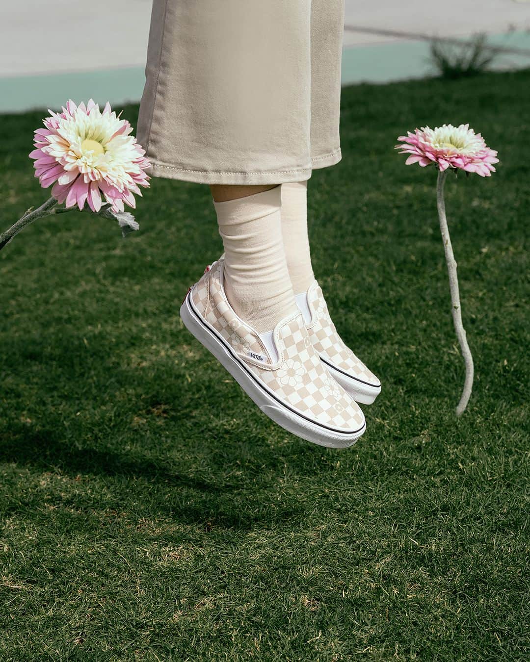 のインスタグラム：「VANSのアイコンであるチャッカーボード柄にかわいらしい花柄がプリントされたSLIP-ONとAUTHENTICが登場。どちらもシンプルなシルエットで幅広いスタイリングにマッチ。淡いピンク色のカラーリングが足元をキュートに彩る。  詳しくは、www.vans.co.jpをチェック。」