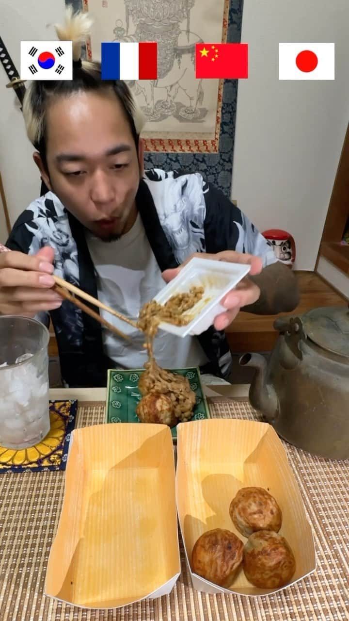 ☆SH!NR!☆のインスタグラム：「たこ焼き食べ比べ🐙#takoyaki #tasting #comparison #食べ比べ #たこ焼き #japanesefood #asmr #tiktokasmr #mukbang #타코야키 #씹는 #스테이크 #조식 #대식」