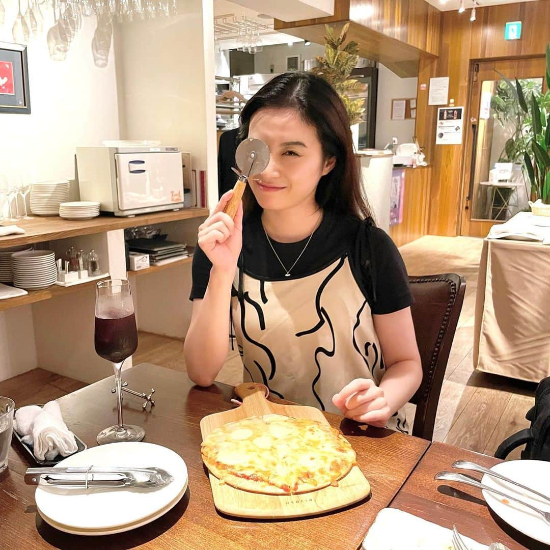 鈴木芳奈のインスタグラム：「なかなか上手に切れません🇮🇹🍕」