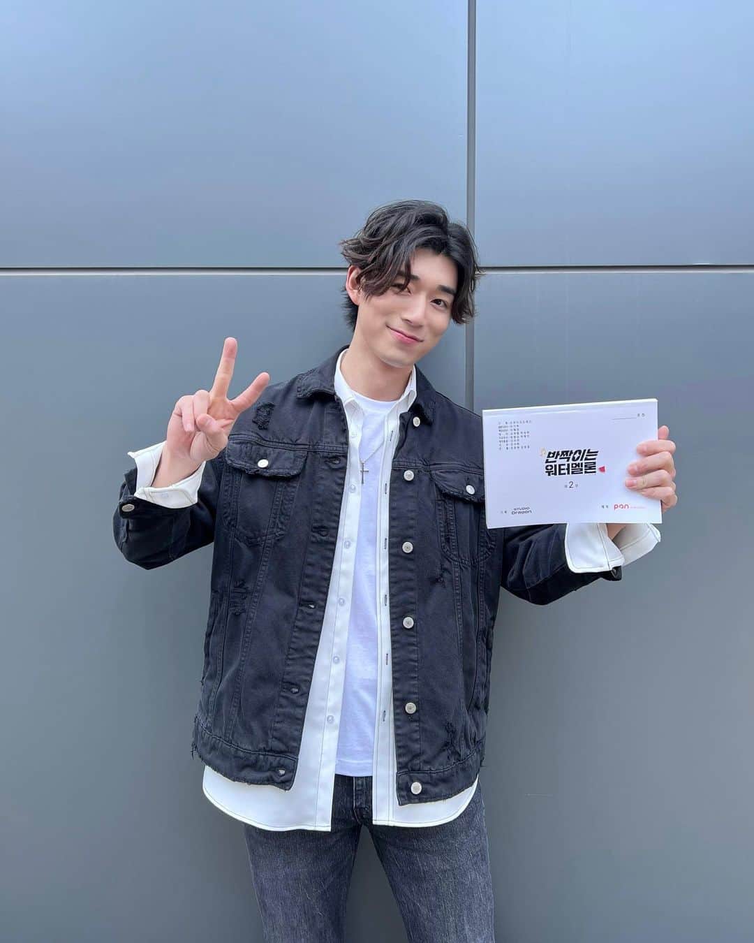 キングコングエンターテインメントのインスタグラム：「| #한민  밴드 스파인9 드러머 배수탁 데뷔 임박🥁 오늘(26일, 화) <반짝이는 워터멜론>에서 그 현장을 함께해요🤘🏻  매주 월, 화 저녁 8:50 tvN <반짝이는 워터멜론>   #한민 #HanMin #반짝이는워터멜론 #TwinklingWatermelon #배수탁」