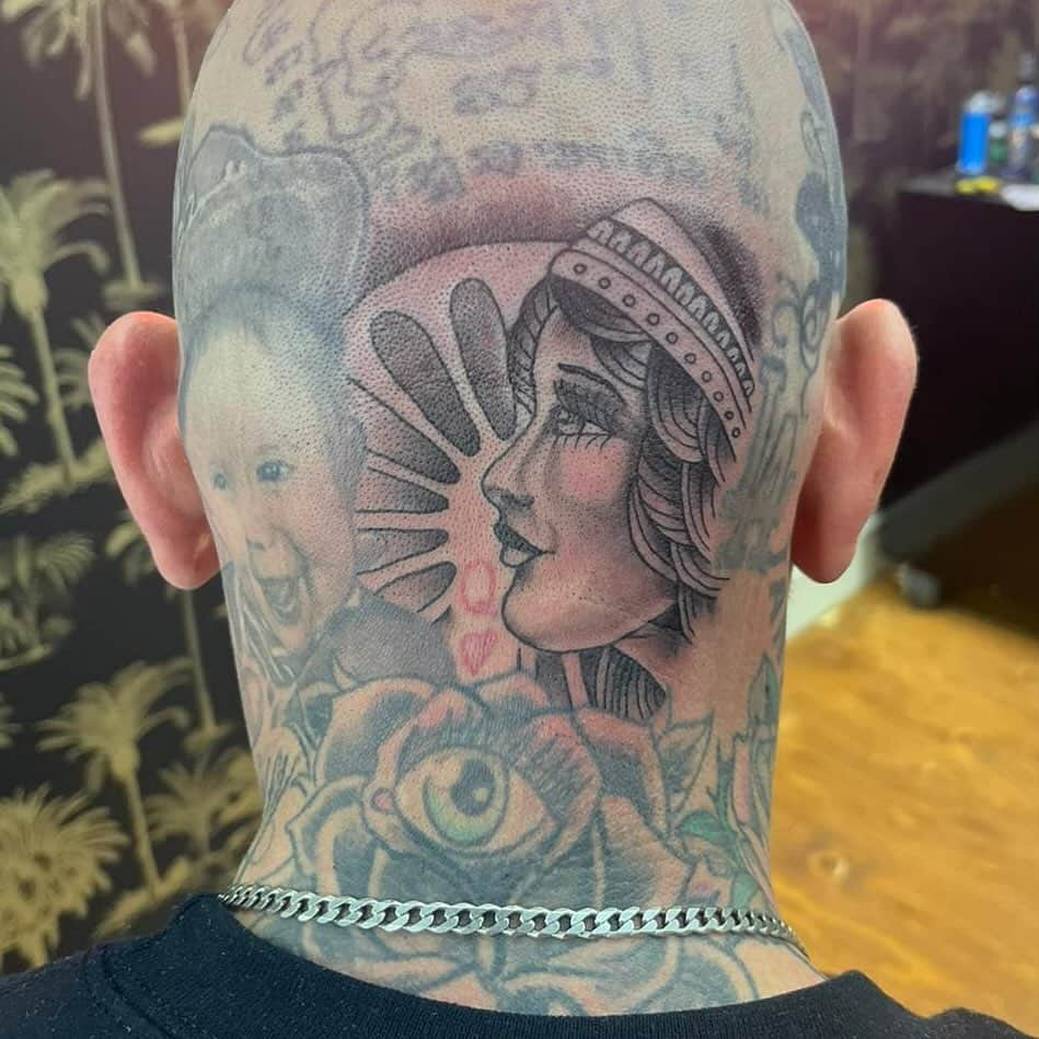 ベン・ソーンダースさんのインスタグラム写真 - (ベン・ソーンダースInstagram)「new ink for the head ...thanx @tattoo_felixx .... op donderdag kan je Felix vinden bij @craftmanstattoo ... dont hurt #mistertattooman」9月26日 16時11分 - bensaundersmusic