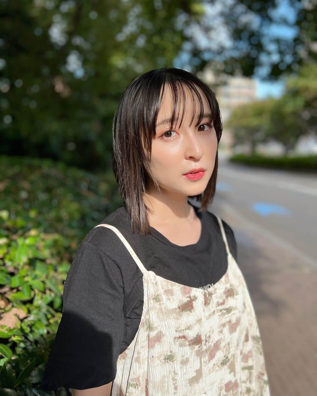 中崎絵梨奈のインスタグラム：「せっかく綺麗にヘアメイクしてもらったので 撮影の帰り道にぱしゃりした日。  最近涼しくてきもちいいね、☺︎  #秋はすぐそこ　#マネさんカメラ  #ポートレート　#ポトレのセカイ  #散歩道　#散歩　#写真 #カメラ　#iPhone #jp #japanesegirl #jp_gallery #何気ない瞬間を残したい  #何気ない日常 #日常」