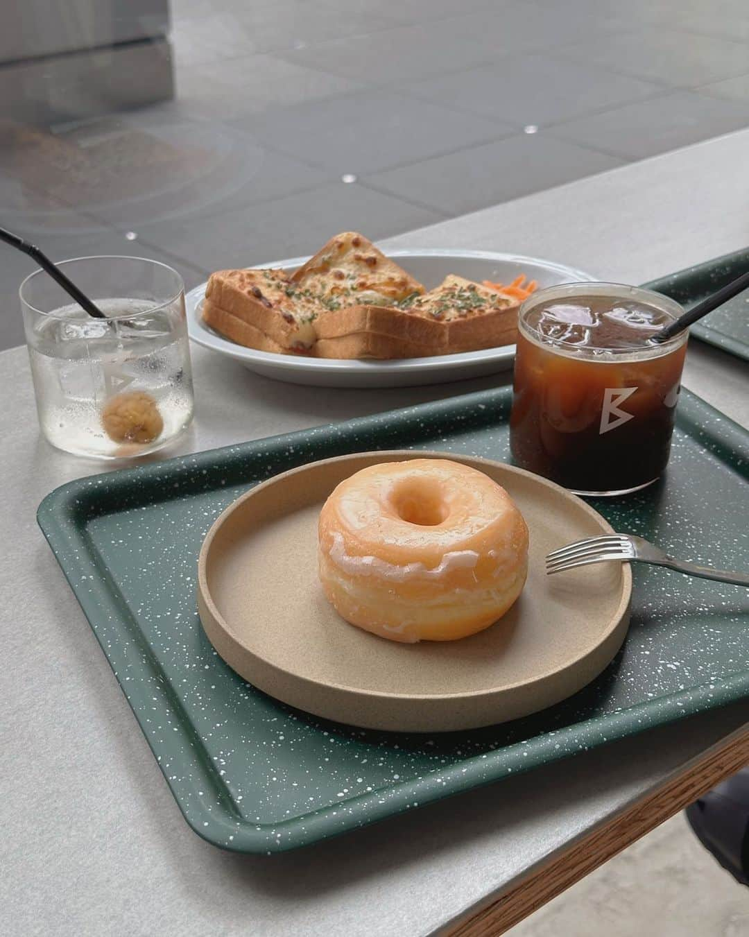 みちかのインスタグラム：「先々月あたりに見つけた新たな作業場所🍩🐛 @bug__cafe  #東京駅カフェ #電源カフェ #ノマドワーカー #tokyocafe #東京カフェ #東京ランチ #東京駅ランチ #コーヒースタンド #コーヒー好きな人と繋がりたい #カフェ巡り #東京駅グルメ #ドーナツ #プリン」