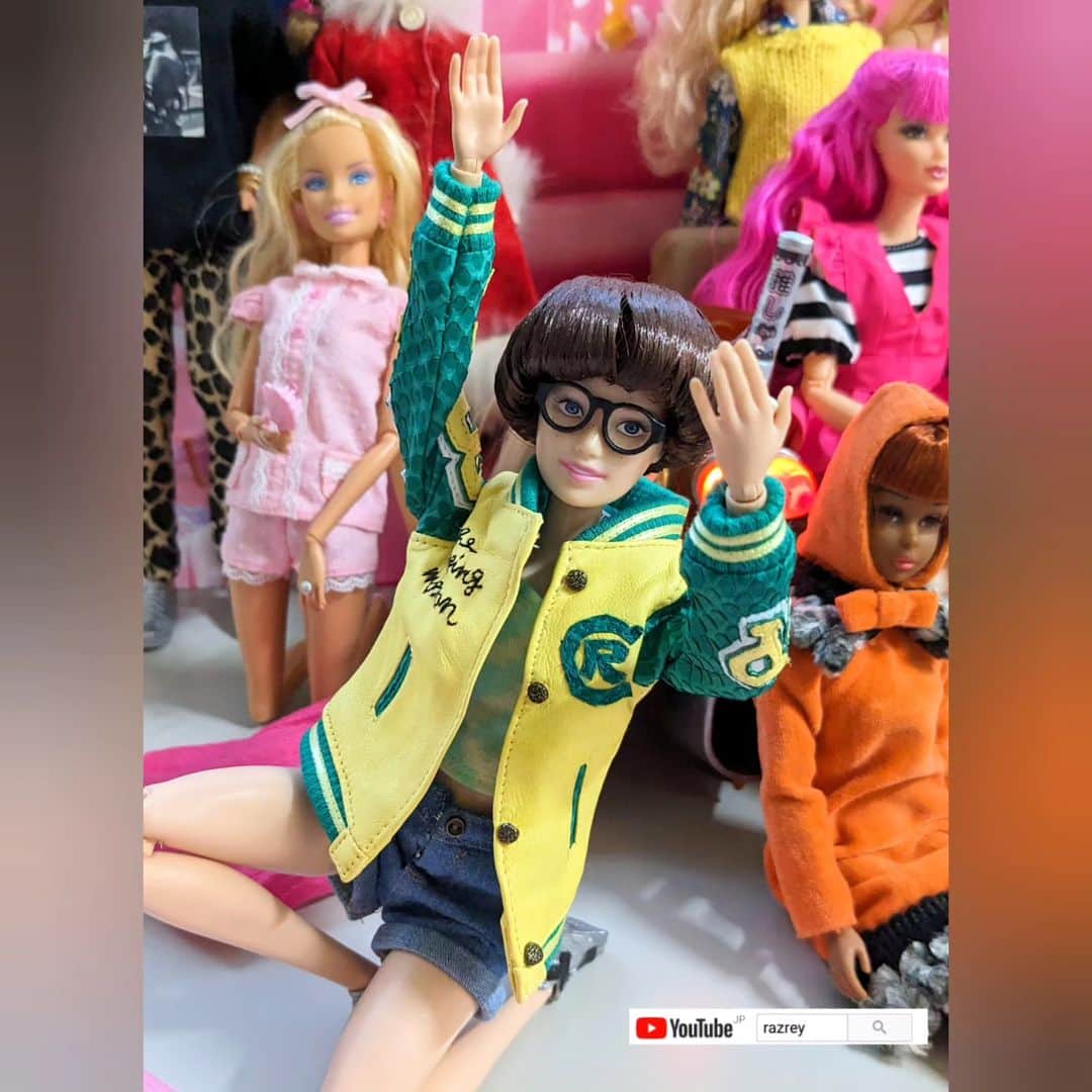 ラズリークロー（RAZREY CROW）のインスタグラム：「推しペンライト持たせたヲタク女子を連れて、古いバービー仲間とワイワイしました💕@cafebarb オフ会からのご飯会、楽しかった🤡  #razrey #barbie #scoobydoo #dollstyle #barbiecollector #scoobydoobarbie #ヲタク#バービー #ミニチュア #miniature #barbiestagram #dollstargram」