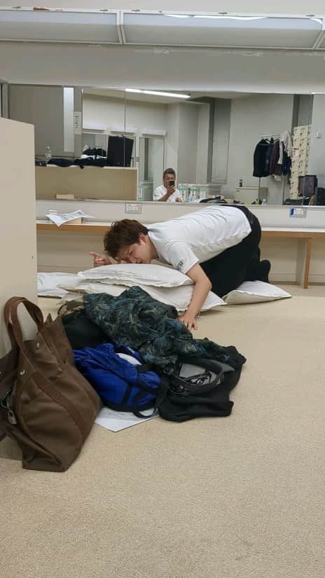 古賀シュウのインスタグラム：「皆さん むらせ君 ネタの練習で大きな声を出すため 周りに迷惑をかけないように 座布団に口をよせ こんな気遣い出来る人間がいるでしょうか？いや いません。 そして終わった後のいつものクールなむらせ君とは違い 屈託の無い笑顔 可愛いですね^⁠_⁠^  見習いますw」