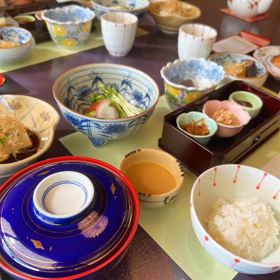 MII MAMAのインスタグラム：「. . . 豪華な朝食☺️🍵🍙 #岐阜県 #養老 #遊季の里 —————————————— 🔎White Style mi mama 良かったらチャンネル登録お願いします🙇🏽‍♀️ #YouTube#ユーチューバー#主婦ユーチューバー#MIIMAMA#チャンネル登録お願いします#2児ママ#年子ママ#ギャルママ#ぎゃるまま#アラサーママ#アラサー#30代#30代ママ#ホワイトインテリア#モノトーンインテリア#イチナナ#イチナナライバー#専属ライバー#主婦ライバー#17LIVE#主婦YouTuber#ママYouTuber#ママライバー#幼稚園ママ#小学生ママ」