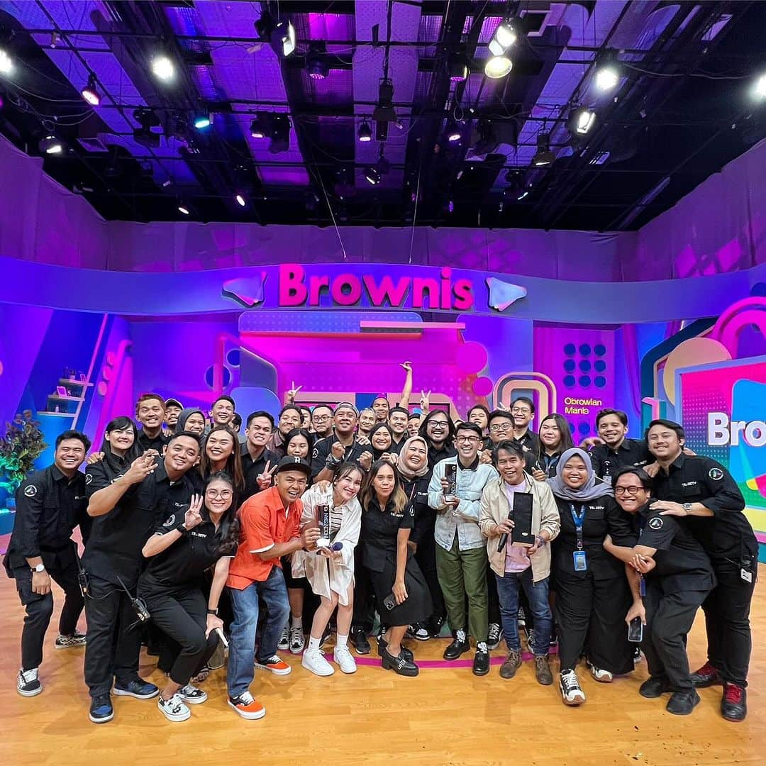 アユ・ティンティンのインスタグラム：「Alhamdulillah utk kesekian kalinya @brownis_ttv menang lg 👏🏻🏆 thank you utk semua tim brownis n utk manis semua yg selalu setia nonton kita 🙏🏻🥰 semoga kita selalu memberikan hiburan terbaik utk kalian semua amin semangat kita..... n congrats jg utk kk ku @ruben_onsu utk kemenangannya host terbaik 👏🏻💃 yeeaaaa luv u all」