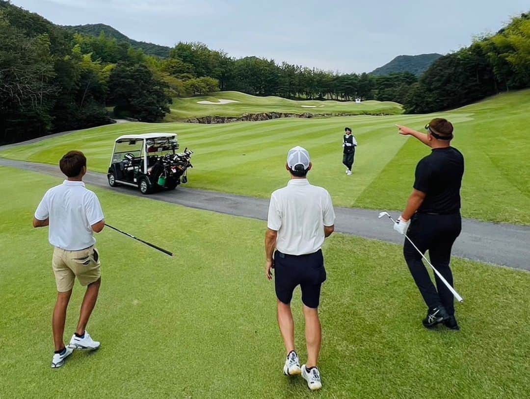 脇阪寿一さんのインスタグラム写真 - (脇阪寿一Instagram)「高校の先輩、信和ゴルフグループ 國府宏匡社長にご招待頂き、今年も「エリートグリップ チャレンジ プロアマトーナメント」に前夜祭から参加させて頂いた✌️  日本屈指のコースレートを誇るゴールデンバレーゴルフクラブは、雄大な自然の中、最高の景色、最高のコース、最高のコンディションで、我々に最大のプレッシャーをかけてきます。  そんな中、我々長澤奨プロ組はチームワークもよく18ホールを59ストロークでプレイ、楽しい一日でした。  信和ゴルフグループの皆様、國府社長、 エリートグリップの皆様、軽部会長、 プロゴルファー、関係者の皆さん、ありがとうございました。  選手の皆さん、明日からのトーナメント、頑張って下さい💪 ABEMA TVで応援しています。  藤島豊和プロ、木下康平プロとも再会出来ました。」9月26日 16時29分 - juichiwakisaka