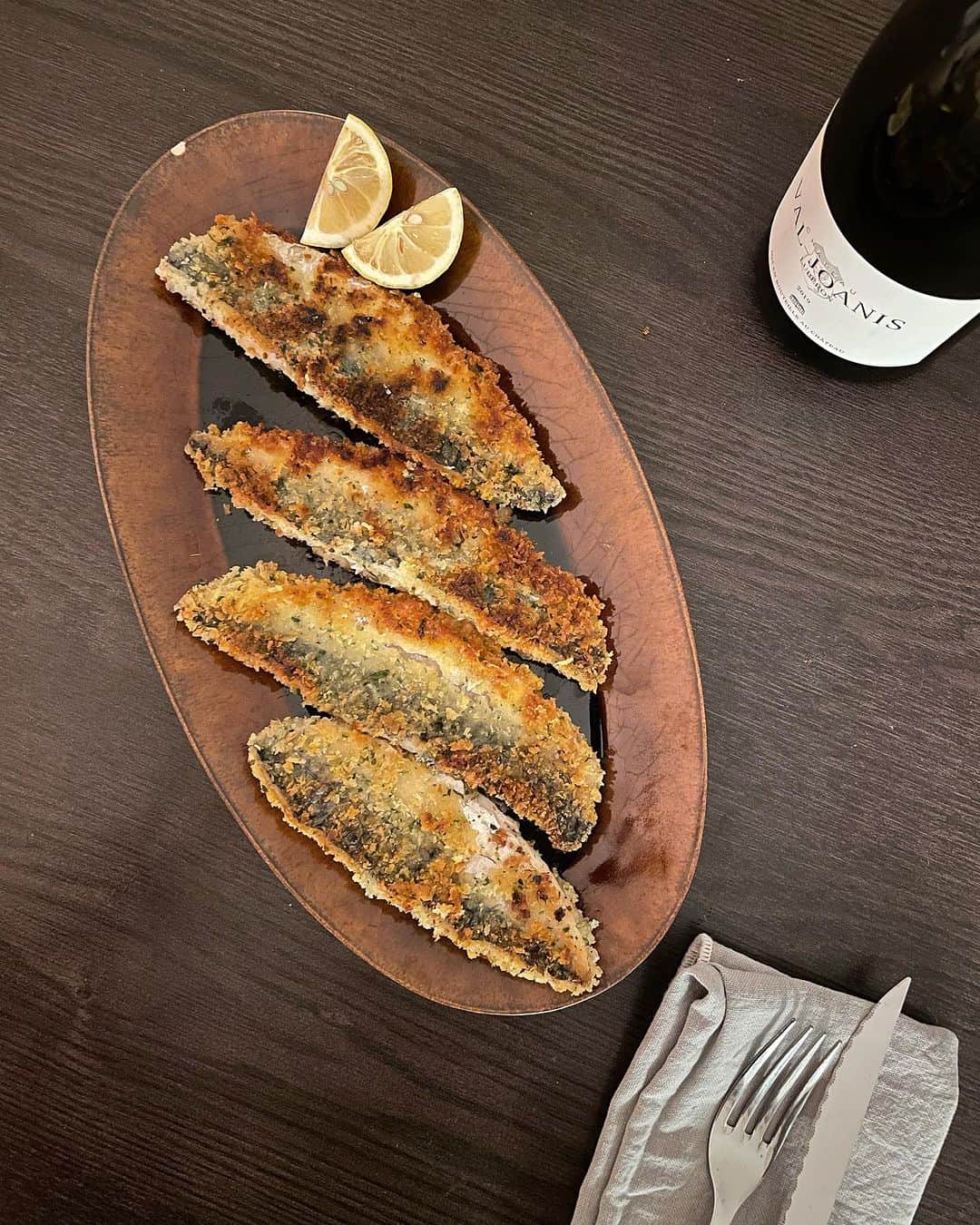 猫沢エミのインスタグラム：「魚をもっとパリの食卓へ強化月間（というほどのことでもないけれど）。  パリにやってくる、世界中のアーティスト友達のなかには、ベジタリアンやヴィーガンもいる。しかし肉食大国のフランスでごはんを探すのに、なかなか苦労するかもしれない。　 　 一度、マクロビやヴィーガンを通った友達が不調に陥って、最終的には体が必要な時に、必要なものを食べる〝フレキシタリアン〟（セミ・ベジタリアンとも言うらしい）に落ち着く、というパターンが増えている。  フレキシタリアンという言葉をはじめて知った時「それって〝振り出しに戻る〟（つまり体が食べたいものを食べたい時に食べるっていう、ふつうの食生活）じゃない？ これとフレキシタリアンはどう違うの？」と思った。　  でももう少し考えたら〝体が選び取る必要な食品について、強く意識している〟という点が違うんだろうなと思った。　  私はカテゴリーとしてはフレキシタリアンなんだろうけど、ヨコモジいらずの、だだふつうになんでも食べる人。彼も同じく。  どうしてもお肉の入っているメニューに偏りがちな食卓に、もっと魚を！と選んだのは小ぶりの鯖２本。そいつを3枚おろしにして、今夜はシンプルな香草パン粉をまぶして、オリーブオイルで揚げ焼きに。付け合わせは、インゲンのソテーとじゃがいものピュレ。  鯖味噌も一瞬浮かんだが、あんまり日本食ばっかりに寄せると、東洋と西洋のバランスが不公平になるから、ここらへんも気を遣って日々のメニューが単調にならないように考えている。  小ぶりでもフランスの鯖は脂がのっていて、なかなか美味しいのですよ。お店の人に頼めば、街の魚屋さんでもマルシェでも、三枚おろしにしてくれます。  -Il y a du citron.  レモンありますね -Oui, il y a du citron  ハイ、レモンありますね  ちゃんとやりましたよ😏  〝カルテット〟以降の、我が家の新習慣。  #猫パリ　#猫沢エミのインターナショナル五十路ライフシフト  #猫沢エミリーパリへ行く」