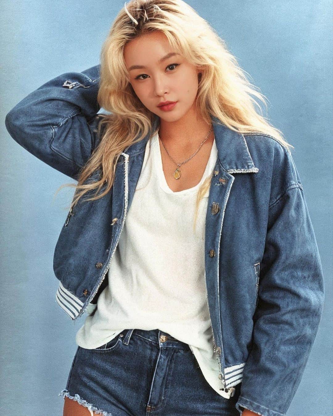 ペ・ユンジョンのインスタグラム：「나도 한땐 미국고등학생이되고픈 꿈이 있었지😏 마지막사진 어쩔건데🫢 . . . #배윤정」