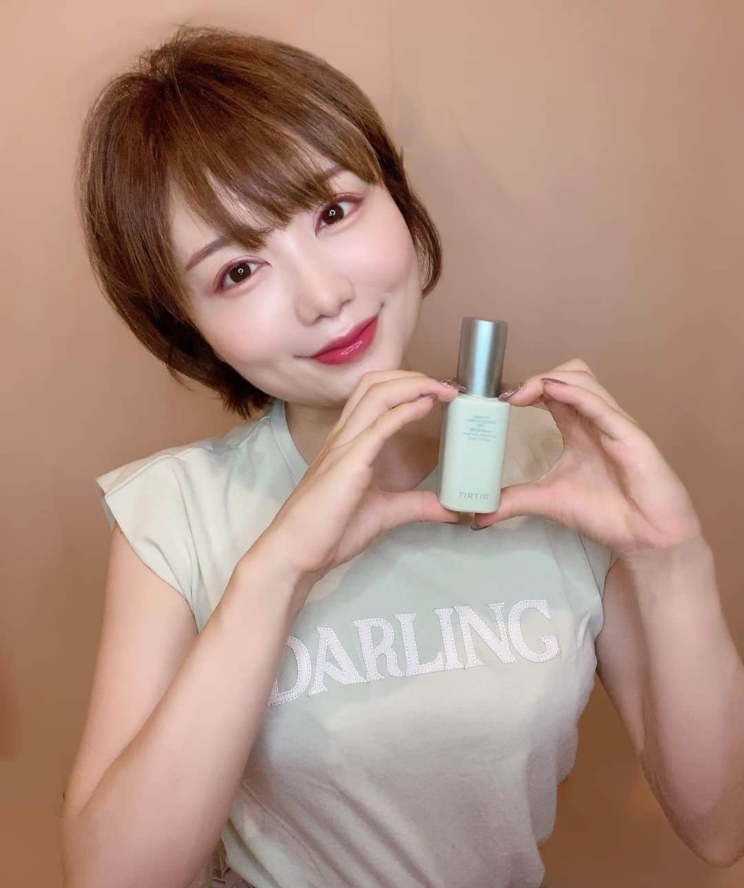 Roseのインスタグラム：「🍃cosme🍃  ✨TIRTIR新商品のご紹介✨ MASK FIT TONE UP ESSENCE  SPF30・PA++  マスクフィットシリーズ新作  マスクフィットトーンアップエッセンス ミント  @tirtir_jp_official さん 以前から愛用してます✨ありがとうございます✨  〜わたしの最近のベースメイク〜 ①崩れやすいところにパウダーはたく ↓ ②このエッセンスで赤みを抑えてトーンアップ ↓ ③気になるところだけコンシーラー ↓ ④ルースパウダー ↓ 完成🐰  以前こちらのクリームタイプのベージュカラーを使っていたんだけど、このエッセンスタイプは水分たっぷりでとってもなめらかなテクスチャー！ 伸びが良くて使いやすいー！  そしてミントカラーの成分には、ココナッツミルクと桃の花成分を配合されていてこれからの時期の乾燥対策にもぴったり♡︎  3色あるので目的に合わせてぜひ使ってみてね♡︎  メイク紹介楽しい！！ 見てくれてありがとうございました🫶  #tirtir #ティルティル  #トーンアップエッセンス  #化粧下地 #カラーベース  #カラーコレクション #カラーコントロール  #パープルトーンアップ #グリーントーンアップ  #トーンアップベース #メイクベース」