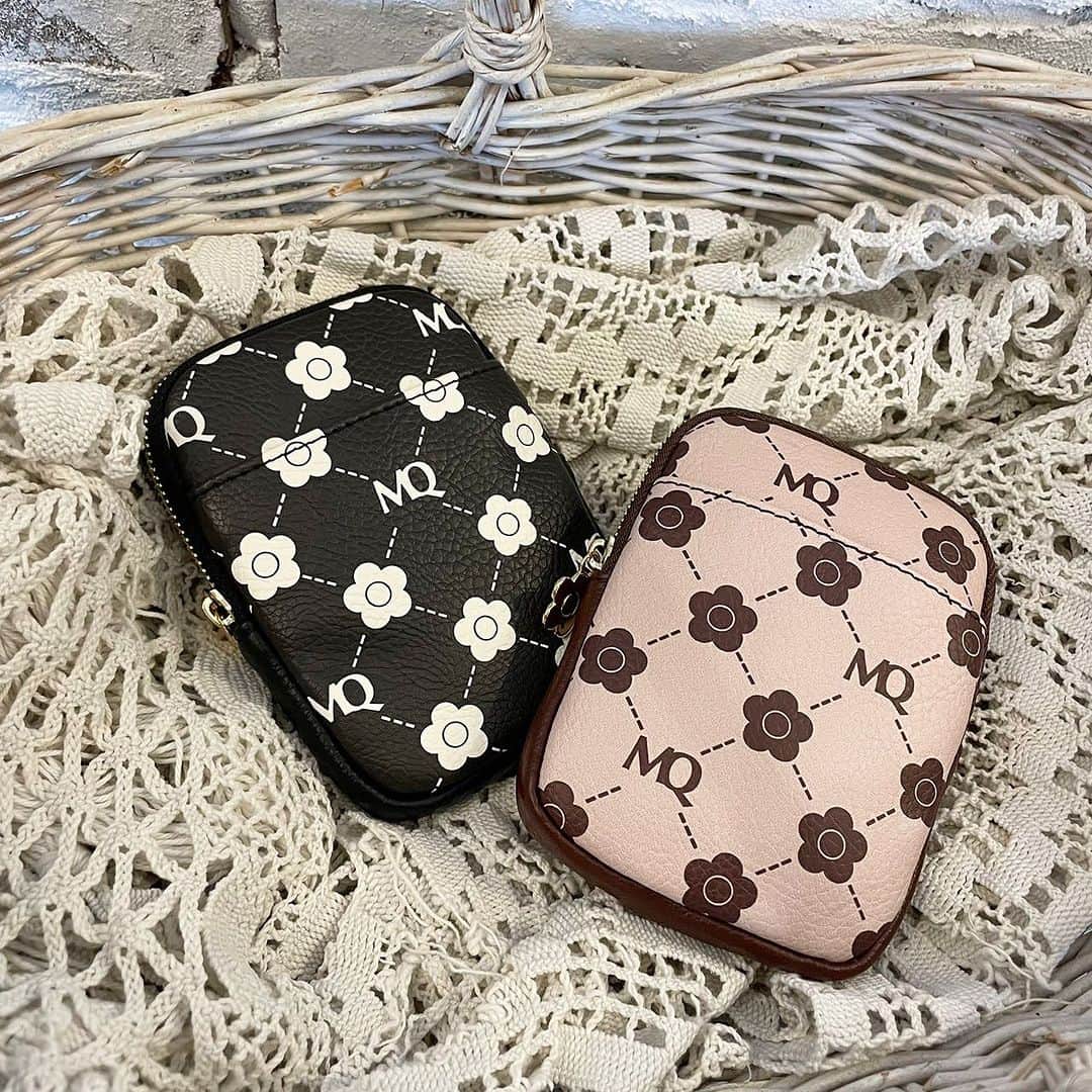 MARY QUANT officialのインスタグラム：「- #モノグラムプリントリップポーチ - #MARYQUANT #2023AUTUMN #NEWITEMS #FASHION - #マリークヮント #リップポーチ #ポーチ #シガレットポーチ #モノグラム #秋小物」