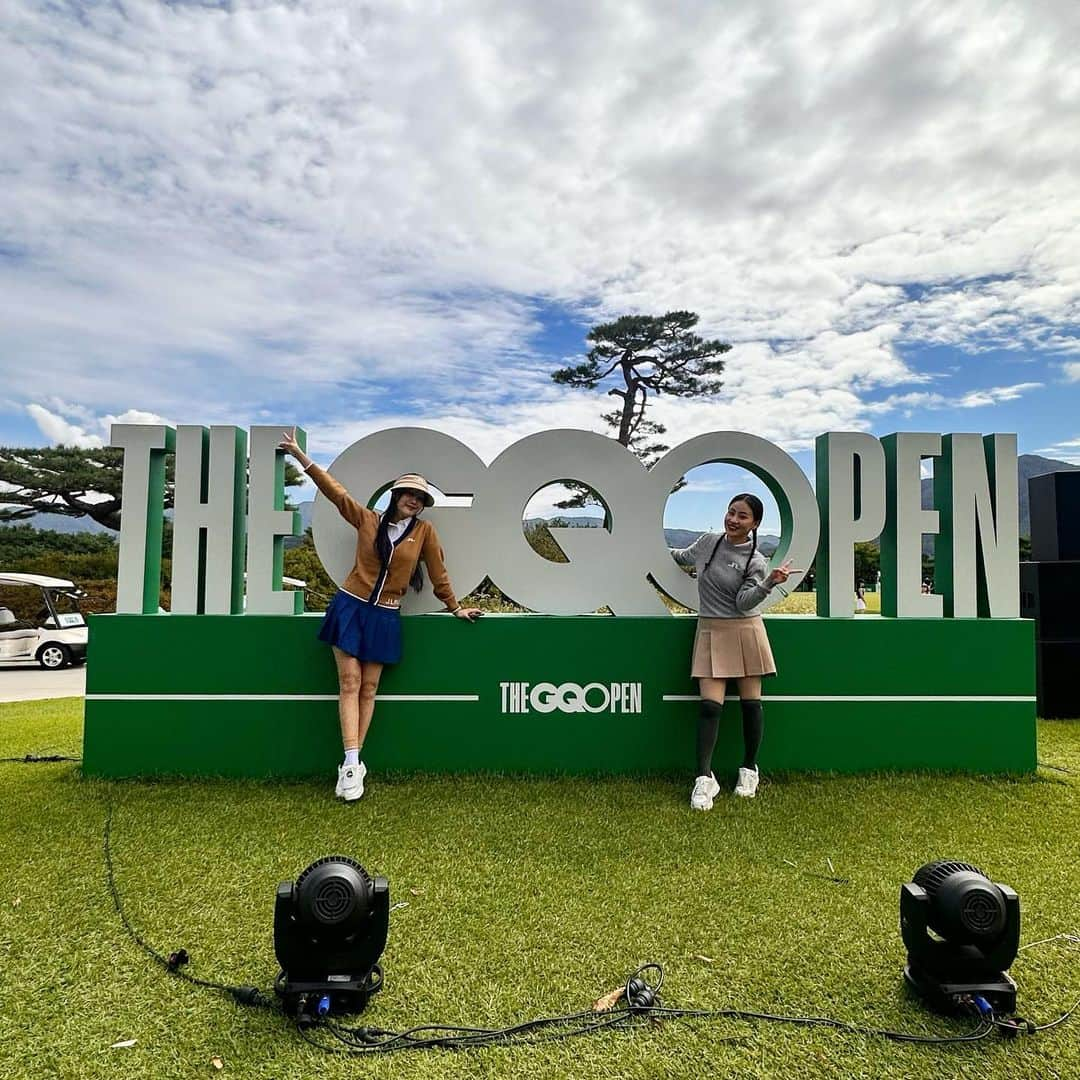 チョ・ヒョナのインスタグラム：「지큐오픈 MC 겸 플레이어로 신나게 놀러다닌 어제 🖤🤍  멋진 골퍼들이 전부 모이는 지큐 오픈 ⛳️🏌️‍♀️🏌️‍♂️  전체적인 프로그램 부터 국내 최고 골프 페스티벌 이었당 ㅎ  (내년에도 엠씨시켜주세요... 🖤🖤)  @gq_korea #thegqopen #지큐오픈 #지큐 사랑해요 감사해요 @inbeelievable #박인비선수 님 🤍🤍🤍🤍🤍🤍🤍 눈앞에서 본 시타.... 하... 멋있다 🤍🤍🤍🤍🤍」