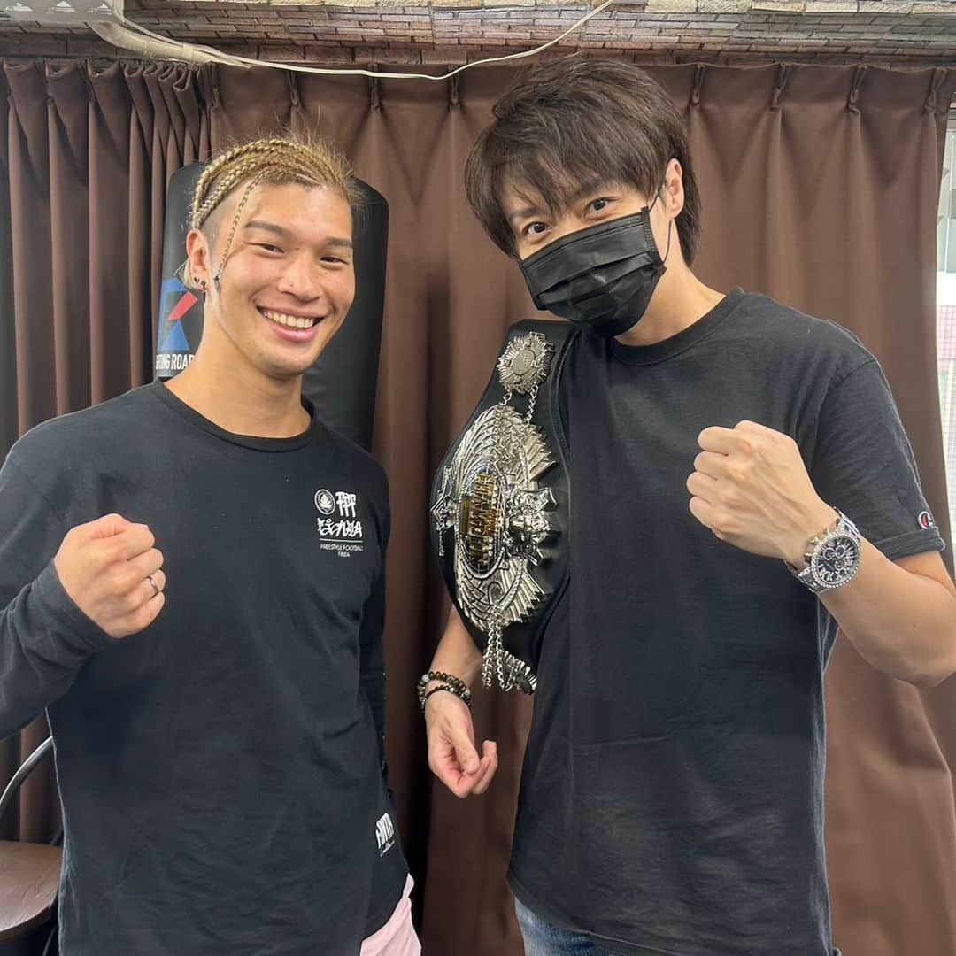 徳山秀典のインスタグラム：「今日は同じジムのボクシングチャンピオン高山くんとパシャリ。 今日も身体整ったぁー  #パーソナルトレーニング #中野坂上FLEX 　#高山涼深　#秀典チャンピオン」