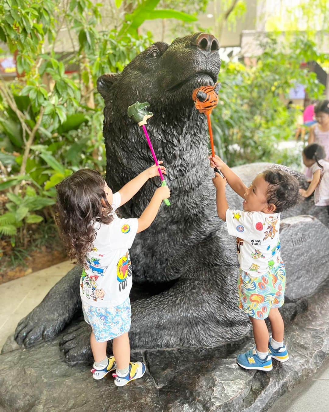 瀬間友里加のインスタグラム：「Singapore Zoo🐘🦁🐒 親友くんと久しぶりの動物園❤️ 一緒に行くと更に楽しくなるね☺️ 入り口付近にあるこのクマの銅像は、前に動物園にいたシロクマさんなんだって🐻‍❄️ 親友くんママが動物詳しくて毎回私まで勉強になる日🤣💓おそろのTシャツ可愛かったな☺️#singaporezoo #singapore #シンガポール #シンガポール生活 #動物園 #3歳男の子」