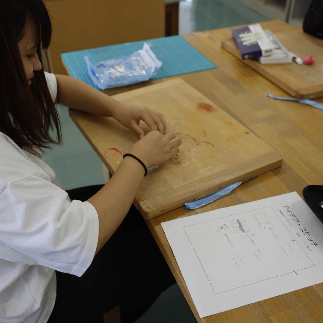 福岡女子短期大学さんのインスタグラム写真 - (福岡女子短期大学Instagram)「💠子ども学科1年生「保育内容(表現)」  造形分野を中心に子どもの表現について演習を通して学びます。  素材体験や課題の製作を通して幼児に寄り添う保育者としての感性を磨きます。  今日は初回の講義という事で紙粘土を使った工作の下準備でした。来週作品が完成するそうです✨楽しみですね😊  #福岡女子短期大学 #福岡女子短期大学子ども学科  #保育士の卵  #保育学生」9月26日 16時28分 - fukuoka_wjc