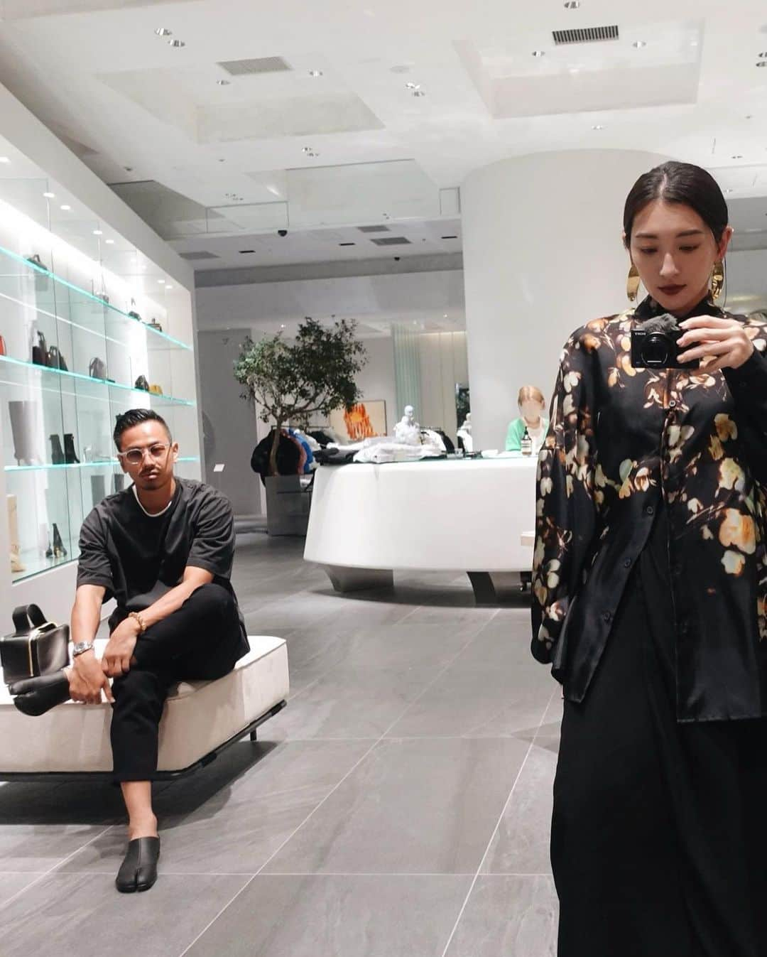 高園あずさのインスタグラム：「誕生日当日、 ひさびさのデートはショッピング🛍️🤍 ひたすら服を見たり試着する私に 文句言わず付き合ってくれる 昔から変わらない1シーン。💫  プレゼントはずっと大切にできるものがいいから いつもしっかりめに悩むんだけど 1時間で決めたら褒められた🤣   大事にします。 ありがとう🫰🏼💕  #夫婦になるとデートって響きが恥ずかしいね笑」