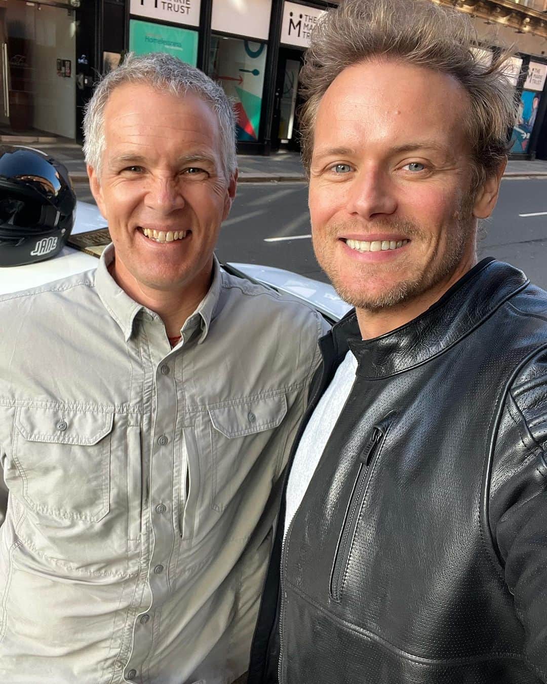 サム・ヒューアンのインスタグラム：「So good to finally meet Jake Norton in person @mountainworld ! Not content to climb the peaks of Nepal (Everest several times!) but now is conquering the windy Munros in Scotland.  Good to see you buddy, look forward to hiking with you soon!🏔️」