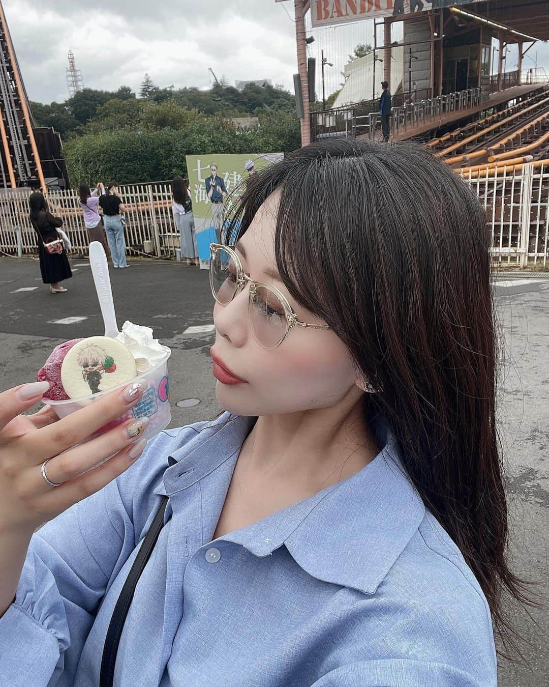 かめだなつみさんのインスタグラム写真 - (かめだなつみInstagram)「よみラン行ったよ〜🎡🎢 夫婦になって初のデート🫶👫  週末わんこ🐕たちは旦那の実家で 預かってもらって、ゆっくり2人時間⏰  呪術廻戦×よみうりランド、 さっそく行ってきたんだけど本当幸せだた♡ グッズ購入特典も一発で悟を引き寄せたし〜♡ トイレでふと特典見たときひとりで叫んで草  結局、悟しか勝たんのだよ🫣❤️‍🔥 . . . #呪術廻戦 #推しのいる生活 #アニメ好きな人と繋がりたい #マンガ #ootd #followme #f4follow  #jujutsukaisen #커플티 #남친룩 #팔로우 #선팔하면맞팔  #instagood #fff #l4like #随手拍 #좋아요반사 #셀카 #좋아요 #맞팔 #데일리 #comic #animelover #anime #呪術廻戦グッズ #よみうりランド #よみラン #五条悟 #オタク女子  #呪術廻戦好きと繋がりたい」9月26日 16時32分 - kamenatsu0614