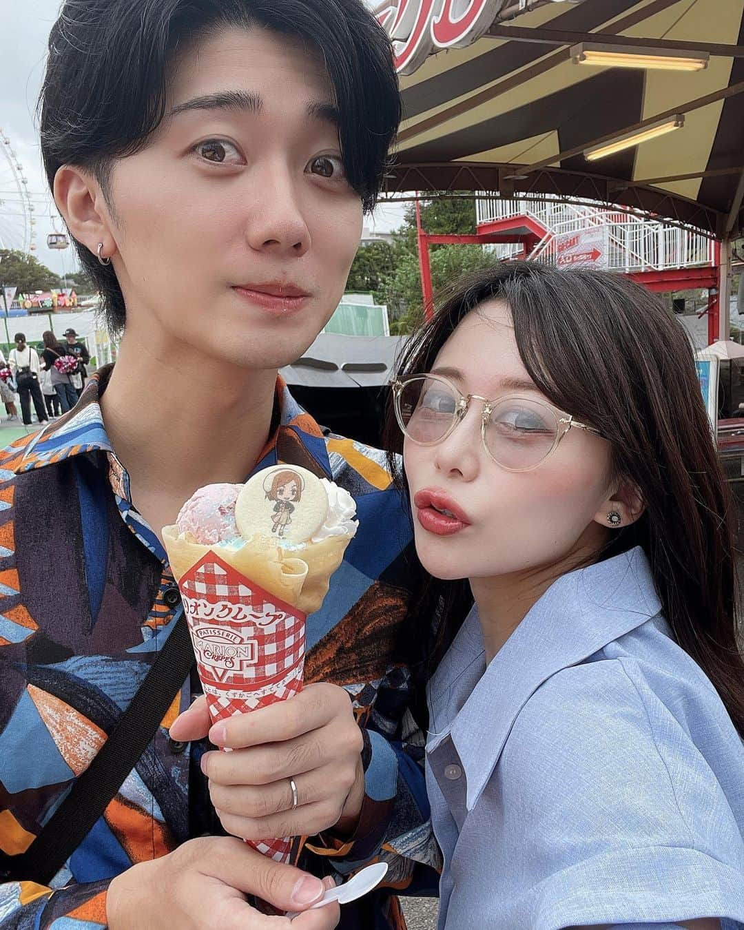 かめだなつみさんのインスタグラム写真 - (かめだなつみInstagram)「よみラン行ったよ〜🎡🎢 夫婦になって初のデート🫶👫  週末わんこ🐕たちは旦那の実家で 預かってもらって、ゆっくり2人時間⏰  呪術廻戦×よみうりランド、 さっそく行ってきたんだけど本当幸せだた♡ グッズ購入特典も一発で悟を引き寄せたし〜♡ トイレでふと特典見たときひとりで叫んで草  結局、悟しか勝たんのだよ🫣❤️‍🔥 . . . #呪術廻戦 #推しのいる生活 #アニメ好きな人と繋がりたい #マンガ #ootd #followme #f4follow  #jujutsukaisen #커플티 #남친룩 #팔로우 #선팔하면맞팔  #instagood #fff #l4like #随手拍 #좋아요반사 #셀카 #좋아요 #맞팔 #데일리 #comic #animelover #anime #呪術廻戦グッズ #よみうりランド #よみラン #五条悟 #オタク女子  #呪術廻戦好きと繋がりたい」9月26日 16時32分 - kamenatsu0614