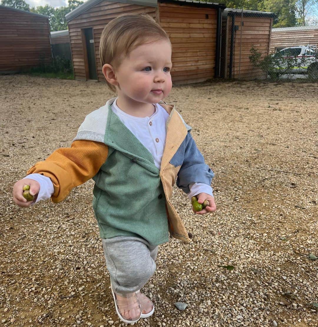 のインスタグラム：「Lately ✨  1. Presley  2. Tasting some very yummy Christmas food @marksandspencerfood  3. Grazing platter of dreams 4. Wine tasting with mum & sis 5. Trying those bubbles  6. Boys being boys 💙 7. Oldest inhabited house in the Uk , also William the conquerer’s brothers former house @silverhandestate  8. Felt like the last day of summer  9. Presleys hair , cutest 🫶🏼 10.  Cousins 💙」