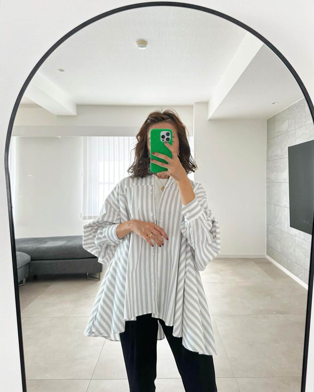 Mai Wakimizuのインスタグラム：「今日のcoordinate.スタッフ全員買うんじゃない？ってぐらい人気者のギョウザブラウスに、合わせたパンツはボンディングテーパードパンツ♡黒パン、一本あるとめちゃくちゃ使える♡パンツはいつもmサイズだけどこのパンツは靴下合わせでカジュアルに履きたくてsにした♡ tops:#linkable @linkable_official(popup先行発売予定) pants:#linkable @linkable_official(予約販売中)」