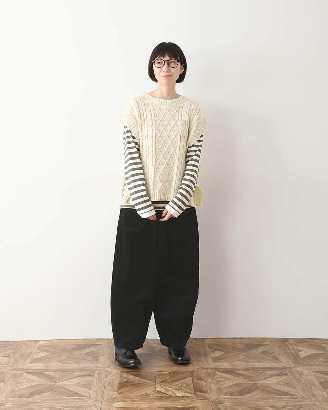 ナチュランさんのインスタグラム写真 - (ナチュランInstagram)「【 暮らしの服 】重ねるだけですぐおしゃれ - ベストの季節到来♪  ・  秋冬コーデの必需品『ベスト』。  シンプルなコーディネートに一枚重ねるだけで おしゃれ感がグッとアップするので、 レイヤードコーデが苦手な方にも気軽に挑戦していただけるアイテムです。  暮らしの服では、そんな季節のマストアイテムをプチプライスでご紹介。  ぜひこの機会にお迎えしてみてはいかがでしょうか。  モデル身長：158cm  -----------------------------  🦔COORDINATE 01  ■BLISS BUNCH ラムナイロン2WAY肩落ちワイドベスト ¥6,600 杢モカ[ 注文番号：SES-4A83-3288-E ]  ・  🦔COORDINATE 02  ■amitie ポリッシュベスト ¥4,290 アイボリー[ 注文番号：FRL-4A83-3114-A ]  ・  🦔COORDINATE 03  ■m.n ウール混ニットロングベスト ¥3,850 ブラック[ 注文番号：AUB-4A83-3012-A ]  ・  🦔COORDINATE 04  ■unii ドットジャガードドルマンニットベスト ¥6,490 ブラック[ 注文番号：PUL-4A83-3256-A ]  -----------------------------  ▶️商品詳細やお買い物は写真のタグをタップ またはプロフィール（@natulan_official）から 「ナチュラン」のサイトにアクセスして 注文番号や商品名を検索してみてくださいね。  #lifewear #fashion #natulan #今日のコーデ #コーディネート #ファッション #ナチュラル #ナチュラン #日々の暮らし #暮らしを楽しむ #シンプルライフ #デイリーコーデ #プチプラコーデ #大人のプチプラ #大人カジュアルコーデ #大人服 #おしゃれな人と繋がりたい #ベスト #ベストコーデ #重ね着 #着回しコーデ #ニットベスト #ロングベスト #ドット #秋コーデ #natulan_official.」9月26日 16時36分 - natulan_official