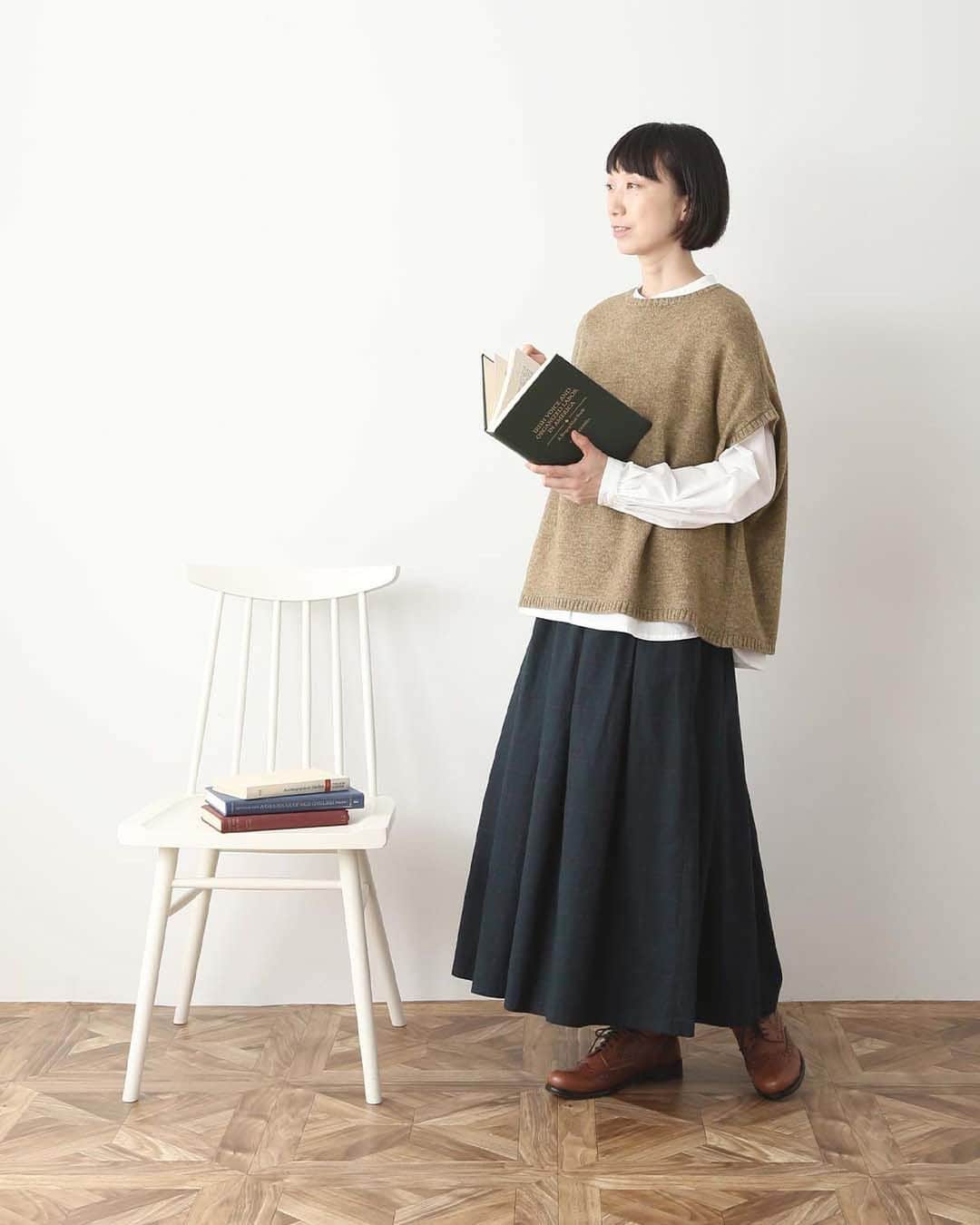 ナチュランさんのインスタグラム写真 - (ナチュランInstagram)「【 暮らしの服 】重ねるだけですぐおしゃれ - ベストの季節到来♪  ・  秋冬コーデの必需品『ベスト』。  シンプルなコーディネートに一枚重ねるだけで おしゃれ感がグッとアップするので、 レイヤードコーデが苦手な方にも気軽に挑戦していただけるアイテムです。  暮らしの服では、そんな季節のマストアイテムをプチプライスでご紹介。  ぜひこの機会にお迎えしてみてはいかがでしょうか。  モデル身長：158cm  -----------------------------  🦔COORDINATE 01  ■BLISS BUNCH ラムナイロン2WAY肩落ちワイドベスト ¥6,600 杢モカ[ 注文番号：SES-4A83-3288-E ]  ・  🦔COORDINATE 02  ■amitie ポリッシュベスト ¥4,290 アイボリー[ 注文番号：FRL-4A83-3114-A ]  ・  🦔COORDINATE 03  ■m.n ウール混ニットロングベスト ¥3,850 ブラック[ 注文番号：AUB-4A83-3012-A ]  ・  🦔COORDINATE 04  ■unii ドットジャガードドルマンニットベスト ¥6,490 ブラック[ 注文番号：PUL-4A83-3256-A ]  -----------------------------  ▶️商品詳細やお買い物は写真のタグをタップ またはプロフィール（@natulan_official）から 「ナチュラン」のサイトにアクセスして 注文番号や商品名を検索してみてくださいね。  #lifewear #fashion #natulan #今日のコーデ #コーディネート #ファッション #ナチュラル #ナチュラン #日々の暮らし #暮らしを楽しむ #シンプルライフ #デイリーコーデ #プチプラコーデ #大人のプチプラ #大人カジュアルコーデ #大人服 #おしゃれな人と繋がりたい #ベスト #ベストコーデ #重ね着 #着回しコーデ #ニットベスト #ロングベスト #ドット #秋コーデ #natulan_official.」9月26日 16時36分 - natulan_official