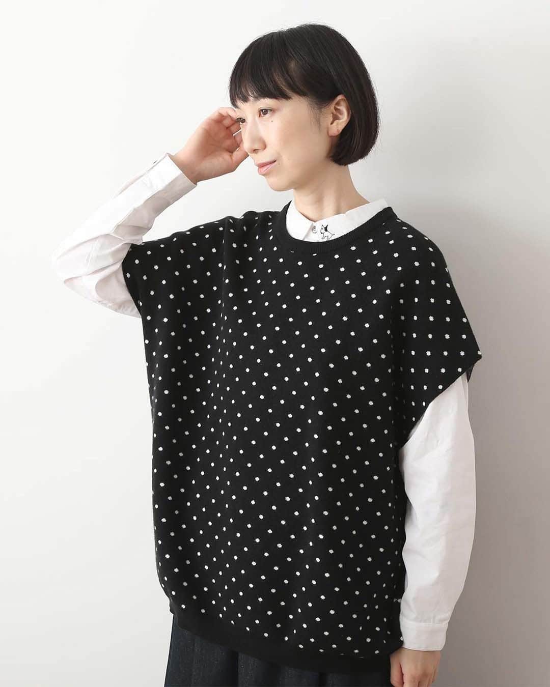 ナチュランさんのインスタグラム写真 - (ナチュランInstagram)「【 暮らしの服 】重ねるだけですぐおしゃれ - ベストの季節到来♪  ・  秋冬コーデの必需品『ベスト』。  シンプルなコーディネートに一枚重ねるだけで おしゃれ感がグッとアップするので、 レイヤードコーデが苦手な方にも気軽に挑戦していただけるアイテムです。  暮らしの服では、そんな季節のマストアイテムをプチプライスでご紹介。  ぜひこの機会にお迎えしてみてはいかがでしょうか。  モデル身長：158cm  -----------------------------  🦔COORDINATE 01  ■BLISS BUNCH ラムナイロン2WAY肩落ちワイドベスト ¥6,600 杢モカ[ 注文番号：SES-4A83-3288-E ]  ・  🦔COORDINATE 02  ■amitie ポリッシュベスト ¥4,290 アイボリー[ 注文番号：FRL-4A83-3114-A ]  ・  🦔COORDINATE 03  ■m.n ウール混ニットロングベスト ¥3,850 ブラック[ 注文番号：AUB-4A83-3012-A ]  ・  🦔COORDINATE 04  ■unii ドットジャガードドルマンニットベスト ¥6,490 ブラック[ 注文番号：PUL-4A83-3256-A ]  -----------------------------  ▶️商品詳細やお買い物は写真のタグをタップ またはプロフィール（@natulan_official）から 「ナチュラン」のサイトにアクセスして 注文番号や商品名を検索してみてくださいね。  #lifewear #fashion #natulan #今日のコーデ #コーディネート #ファッション #ナチュラル #ナチュラン #日々の暮らし #暮らしを楽しむ #シンプルライフ #デイリーコーデ #プチプラコーデ #大人のプチプラ #大人カジュアルコーデ #大人服 #おしゃれな人と繋がりたい #ベスト #ベストコーデ #重ね着 #着回しコーデ #ニットベスト #ロングベスト #ドット #秋コーデ #natulan_official.」9月26日 16時36分 - natulan_official