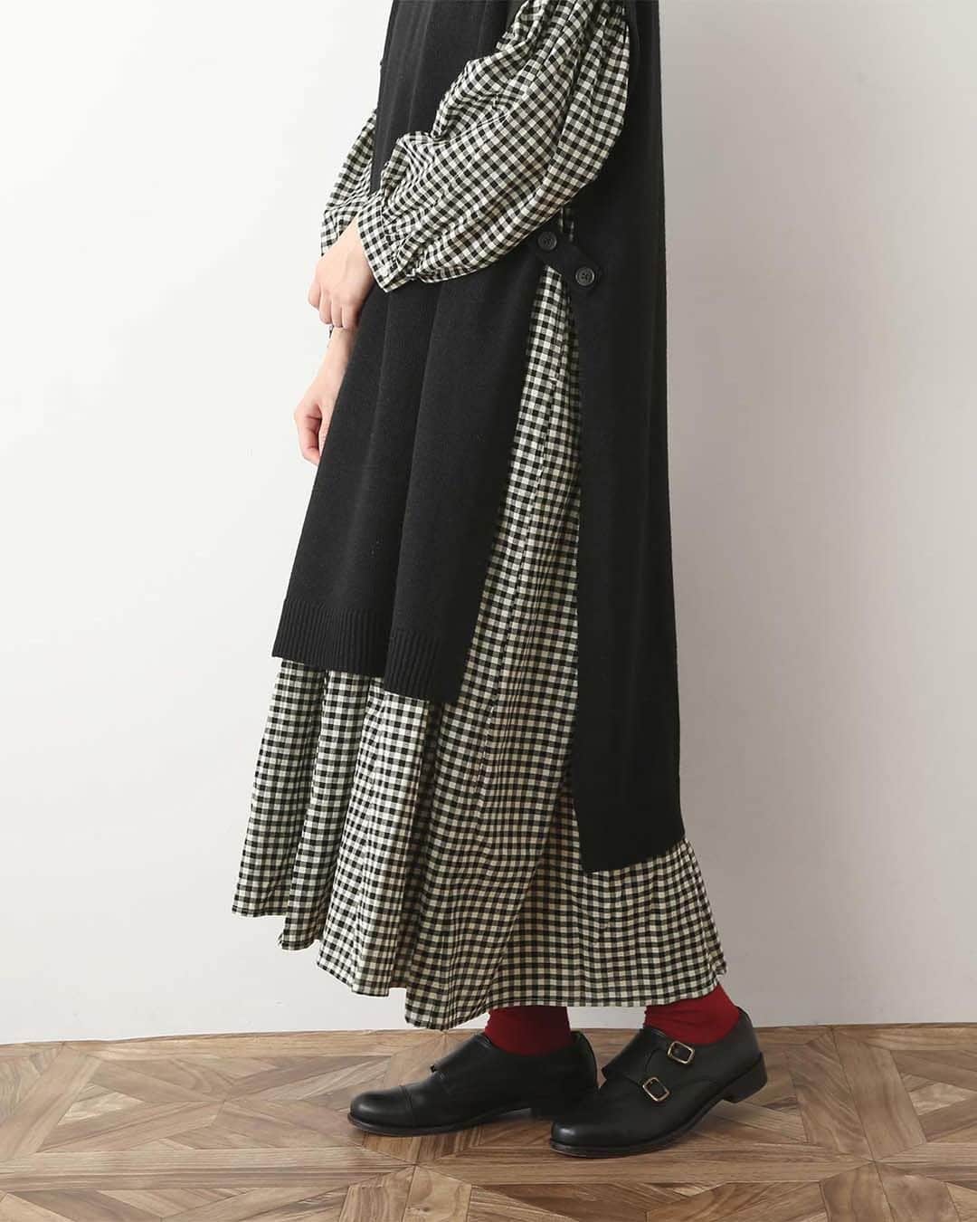 ナチュランさんのインスタグラム写真 - (ナチュランInstagram)「【 暮らしの服 】重ねるだけですぐおしゃれ - ベストの季節到来♪  ・  秋冬コーデの必需品『ベスト』。  シンプルなコーディネートに一枚重ねるだけで おしゃれ感がグッとアップするので、 レイヤードコーデが苦手な方にも気軽に挑戦していただけるアイテムです。  暮らしの服では、そんな季節のマストアイテムをプチプライスでご紹介。  ぜひこの機会にお迎えしてみてはいかがでしょうか。  モデル身長：158cm  -----------------------------  🦔COORDINATE 01  ■BLISS BUNCH ラムナイロン2WAY肩落ちワイドベスト ¥6,600 杢モカ[ 注文番号：SES-4A83-3288-E ]  ・  🦔COORDINATE 02  ■amitie ポリッシュベスト ¥4,290 アイボリー[ 注文番号：FRL-4A83-3114-A ]  ・  🦔COORDINATE 03  ■m.n ウール混ニットロングベスト ¥3,850 ブラック[ 注文番号：AUB-4A83-3012-A ]  ・  🦔COORDINATE 04  ■unii ドットジャガードドルマンニットベスト ¥6,490 ブラック[ 注文番号：PUL-4A83-3256-A ]  -----------------------------  ▶️商品詳細やお買い物は写真のタグをタップ またはプロフィール（@natulan_official）から 「ナチュラン」のサイトにアクセスして 注文番号や商品名を検索してみてくださいね。  #lifewear #fashion #natulan #今日のコーデ #コーディネート #ファッション #ナチュラル #ナチュラン #日々の暮らし #暮らしを楽しむ #シンプルライフ #デイリーコーデ #プチプラコーデ #大人のプチプラ #大人カジュアルコーデ #大人服 #おしゃれな人と繋がりたい #ベスト #ベストコーデ #重ね着 #着回しコーデ #ニットベスト #ロングベスト #ドット #秋コーデ #natulan_official.」9月26日 16時36分 - natulan_official