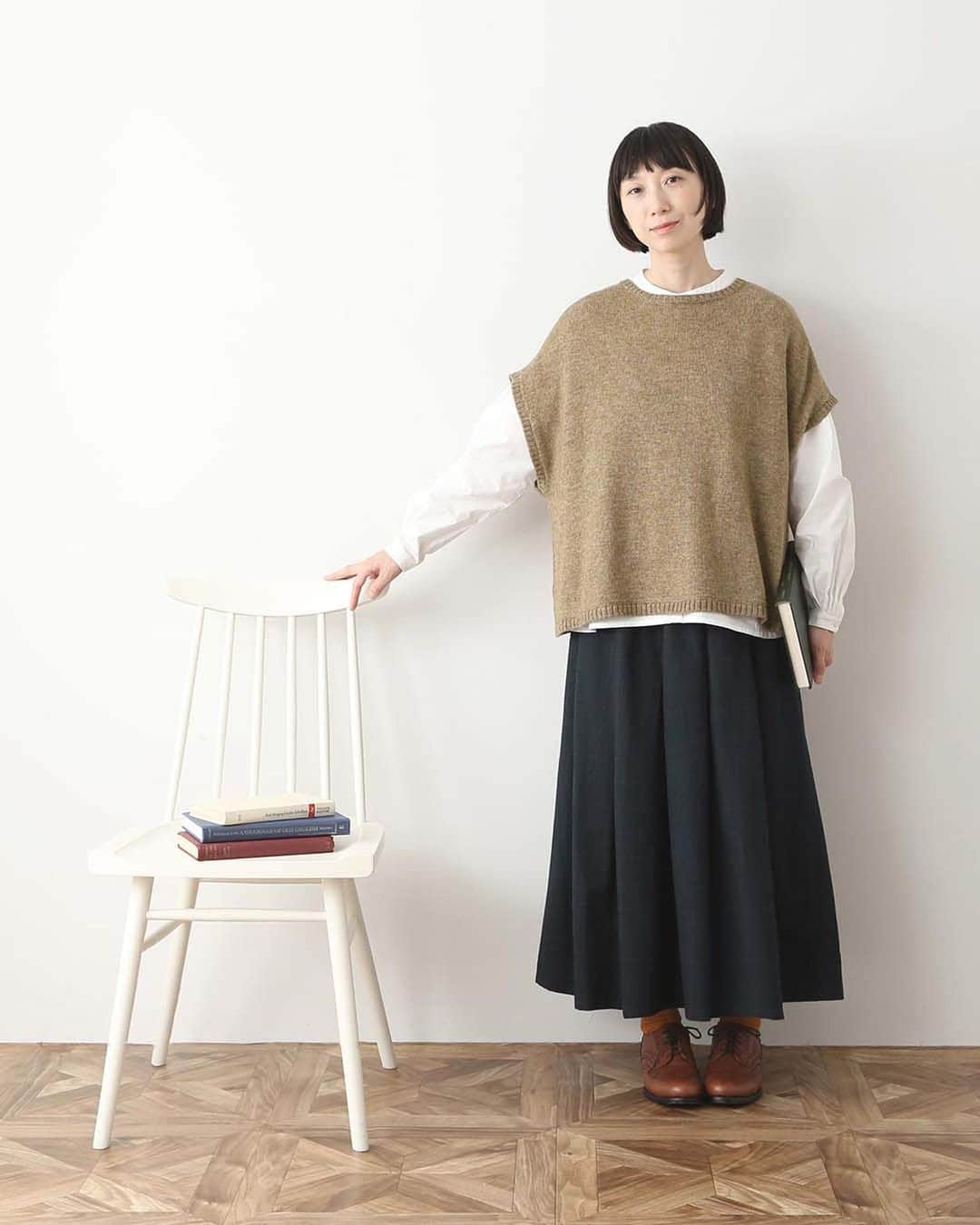ナチュランさんのインスタグラム写真 - (ナチュランInstagram)「【 暮らしの服 】重ねるだけですぐおしゃれ - ベストの季節到来♪  ・  秋冬コーデの必需品『ベスト』。  シンプルなコーディネートに一枚重ねるだけで おしゃれ感がグッとアップするので、 レイヤードコーデが苦手な方にも気軽に挑戦していただけるアイテムです。  暮らしの服では、そんな季節のマストアイテムをプチプライスでご紹介。  ぜひこの機会にお迎えしてみてはいかがでしょうか。  モデル身長：158cm  -----------------------------  🦔COORDINATE 01  ■BLISS BUNCH ラムナイロン2WAY肩落ちワイドベスト ¥6,600 杢モカ[ 注文番号：SES-4A83-3288-E ]  ・  🦔COORDINATE 02  ■amitie ポリッシュベスト ¥4,290 アイボリー[ 注文番号：FRL-4A83-3114-A ]  ・  🦔COORDINATE 03  ■m.n ウール混ニットロングベスト ¥3,850 ブラック[ 注文番号：AUB-4A83-3012-A ]  ・  🦔COORDINATE 04  ■unii ドットジャガードドルマンニットベスト ¥6,490 ブラック[ 注文番号：PUL-4A83-3256-A ]  -----------------------------  ▶️商品詳細やお買い物は写真のタグをタップ またはプロフィール（@natulan_official）から 「ナチュラン」のサイトにアクセスして 注文番号や商品名を検索してみてくださいね。  #lifewear #fashion #natulan #今日のコーデ #コーディネート #ファッション #ナチュラル #ナチュラン #日々の暮らし #暮らしを楽しむ #シンプルライフ #デイリーコーデ #プチプラコーデ #大人のプチプラ #大人カジュアルコーデ #大人服 #おしゃれな人と繋がりたい #ベスト #ベストコーデ #重ね着 #着回しコーデ #ニットベスト #ロングベスト #ドット #秋コーデ #natulan_official.」9月26日 16時36分 - natulan_official