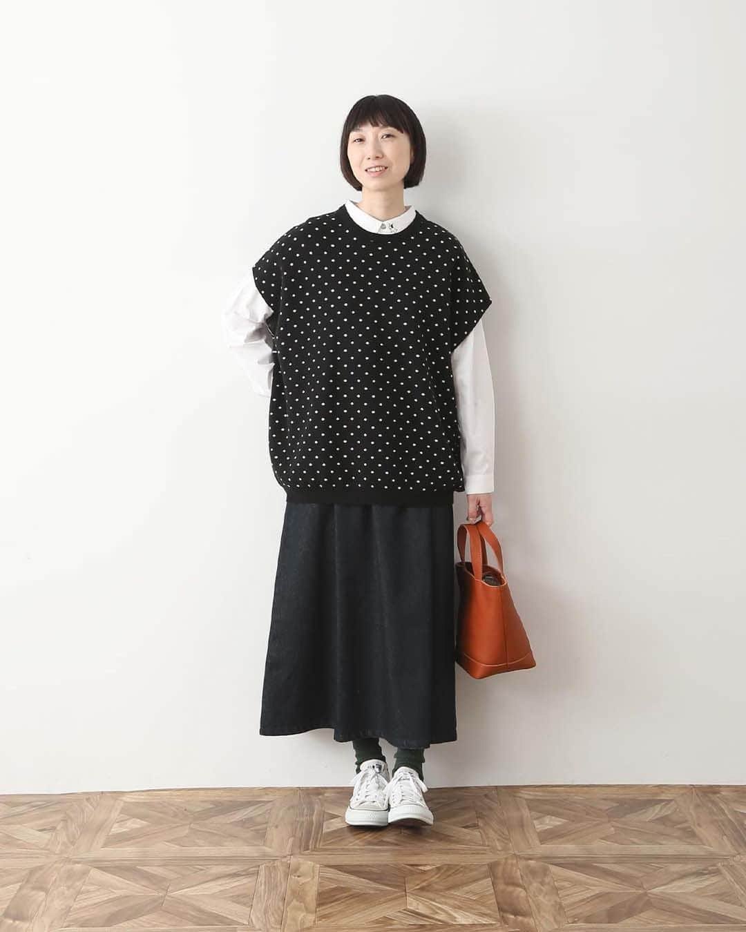 ナチュランさんのインスタグラム写真 - (ナチュランInstagram)「【 暮らしの服 】重ねるだけですぐおしゃれ - ベストの季節到来♪  ・  秋冬コーデの必需品『ベスト』。  シンプルなコーディネートに一枚重ねるだけで おしゃれ感がグッとアップするので、 レイヤードコーデが苦手な方にも気軽に挑戦していただけるアイテムです。  暮らしの服では、そんな季節のマストアイテムをプチプライスでご紹介。  ぜひこの機会にお迎えしてみてはいかがでしょうか。  モデル身長：158cm  -----------------------------  🦔COORDINATE 01  ■BLISS BUNCH ラムナイロン2WAY肩落ちワイドベスト ¥6,600 杢モカ[ 注文番号：SES-4A83-3288-E ]  ・  🦔COORDINATE 02  ■amitie ポリッシュベスト ¥4,290 アイボリー[ 注文番号：FRL-4A83-3114-A ]  ・  🦔COORDINATE 03  ■m.n ウール混ニットロングベスト ¥3,850 ブラック[ 注文番号：AUB-4A83-3012-A ]  ・  🦔COORDINATE 04  ■unii ドットジャガードドルマンニットベスト ¥6,490 ブラック[ 注文番号：PUL-4A83-3256-A ]  -----------------------------  ▶️商品詳細やお買い物は写真のタグをタップ またはプロフィール（@natulan_official）から 「ナチュラン」のサイトにアクセスして 注文番号や商品名を検索してみてくださいね。  #lifewear #fashion #natulan #今日のコーデ #コーディネート #ファッション #ナチュラル #ナチュラン #日々の暮らし #暮らしを楽しむ #シンプルライフ #デイリーコーデ #プチプラコーデ #大人のプチプラ #大人カジュアルコーデ #大人服 #おしゃれな人と繋がりたい #ベスト #ベストコーデ #重ね着 #着回しコーデ #ニットベスト #ロングベスト #ドット #秋コーデ #natulan_official.」9月26日 16時36分 - natulan_official