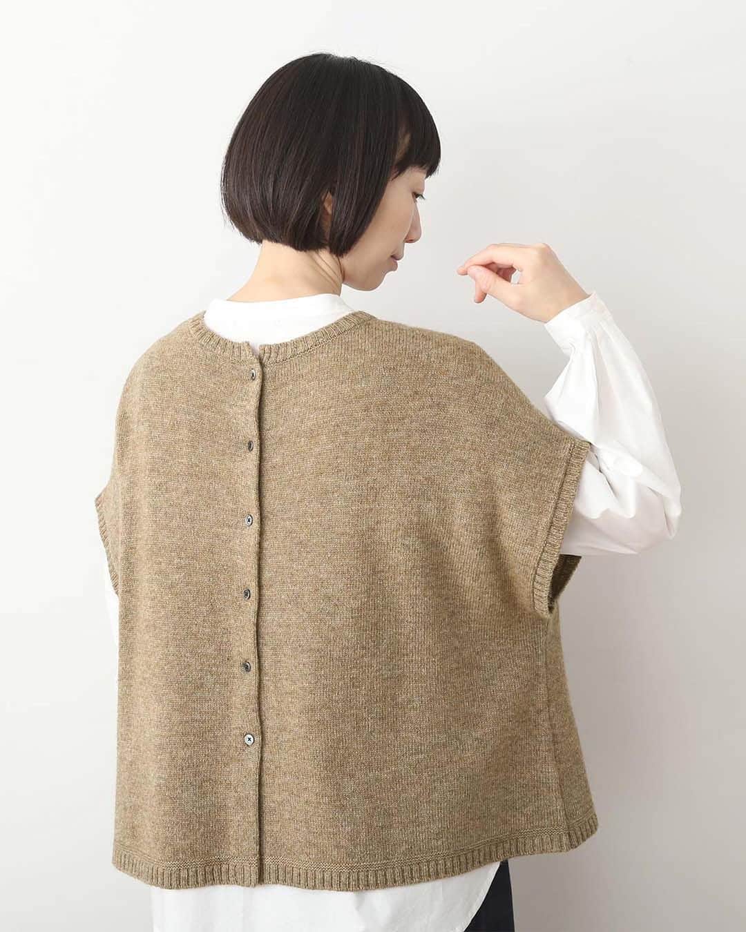 ナチュランさんのインスタグラム写真 - (ナチュランInstagram)「【 暮らしの服 】重ねるだけですぐおしゃれ - ベストの季節到来♪  ・  秋冬コーデの必需品『ベスト』。  シンプルなコーディネートに一枚重ねるだけで おしゃれ感がグッとアップするので、 レイヤードコーデが苦手な方にも気軽に挑戦していただけるアイテムです。  暮らしの服では、そんな季節のマストアイテムをプチプライスでご紹介。  ぜひこの機会にお迎えしてみてはいかがでしょうか。  モデル身長：158cm  -----------------------------  🦔COORDINATE 01  ■BLISS BUNCH ラムナイロン2WAY肩落ちワイドベスト ¥6,600 杢モカ[ 注文番号：SES-4A83-3288-E ]  ・  🦔COORDINATE 02  ■amitie ポリッシュベスト ¥4,290 アイボリー[ 注文番号：FRL-4A83-3114-A ]  ・  🦔COORDINATE 03  ■m.n ウール混ニットロングベスト ¥3,850 ブラック[ 注文番号：AUB-4A83-3012-A ]  ・  🦔COORDINATE 04  ■unii ドットジャガードドルマンニットベスト ¥6,490 ブラック[ 注文番号：PUL-4A83-3256-A ]  -----------------------------  ▶️商品詳細やお買い物は写真のタグをタップ またはプロフィール（@natulan_official）から 「ナチュラン」のサイトにアクセスして 注文番号や商品名を検索してみてくださいね。  #lifewear #fashion #natulan #今日のコーデ #コーディネート #ファッション #ナチュラル #ナチュラン #日々の暮らし #暮らしを楽しむ #シンプルライフ #デイリーコーデ #プチプラコーデ #大人のプチプラ #大人カジュアルコーデ #大人服 #おしゃれな人と繋がりたい #ベスト #ベストコーデ #重ね着 #着回しコーデ #ニットベスト #ロングベスト #ドット #秋コーデ #natulan_official.」9月26日 16時36分 - natulan_official