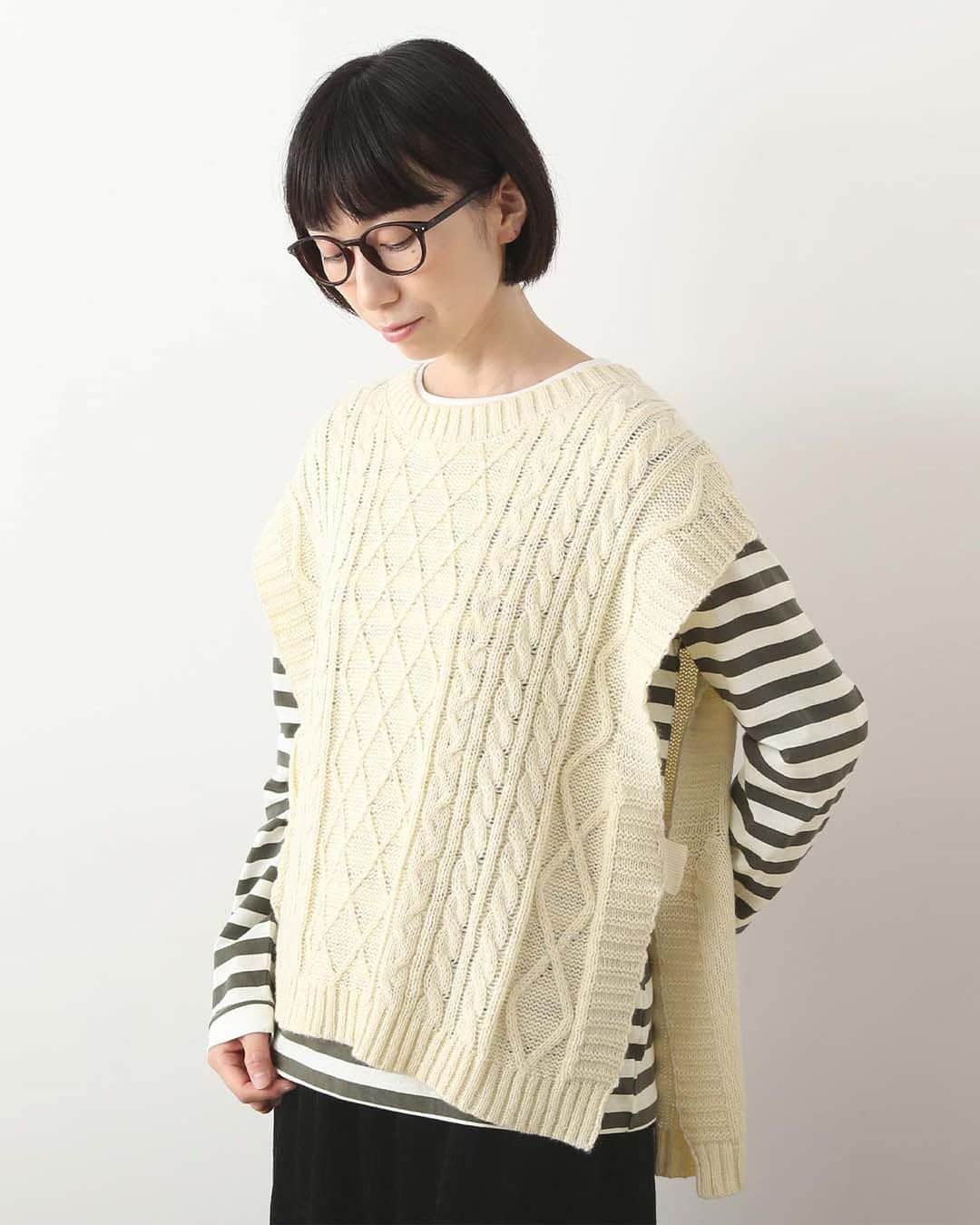ナチュランさんのインスタグラム写真 - (ナチュランInstagram)「【 暮らしの服 】重ねるだけですぐおしゃれ - ベストの季節到来♪  ・  秋冬コーデの必需品『ベスト』。  シンプルなコーディネートに一枚重ねるだけで おしゃれ感がグッとアップするので、 レイヤードコーデが苦手な方にも気軽に挑戦していただけるアイテムです。  暮らしの服では、そんな季節のマストアイテムをプチプライスでご紹介。  ぜひこの機会にお迎えしてみてはいかがでしょうか。  モデル身長：158cm  -----------------------------  🦔COORDINATE 01  ■BLISS BUNCH ラムナイロン2WAY肩落ちワイドベスト ¥6,600 杢モカ[ 注文番号：SES-4A83-3288-E ]  ・  🦔COORDINATE 02  ■amitie ポリッシュベスト ¥4,290 アイボリー[ 注文番号：FRL-4A83-3114-A ]  ・  🦔COORDINATE 03  ■m.n ウール混ニットロングベスト ¥3,850 ブラック[ 注文番号：AUB-4A83-3012-A ]  ・  🦔COORDINATE 04  ■unii ドットジャガードドルマンニットベスト ¥6,490 ブラック[ 注文番号：PUL-4A83-3256-A ]  -----------------------------  ▶️商品詳細やお買い物は写真のタグをタップ またはプロフィール（@natulan_official）から 「ナチュラン」のサイトにアクセスして 注文番号や商品名を検索してみてくださいね。  #lifewear #fashion #natulan #今日のコーデ #コーディネート #ファッション #ナチュラル #ナチュラン #日々の暮らし #暮らしを楽しむ #シンプルライフ #デイリーコーデ #プチプラコーデ #大人のプチプラ #大人カジュアルコーデ #大人服 #おしゃれな人と繋がりたい #ベスト #ベストコーデ #重ね着 #着回しコーデ #ニットベスト #ロングベスト #ドット #秋コーデ #natulan_official.」9月26日 16時36分 - natulan_official