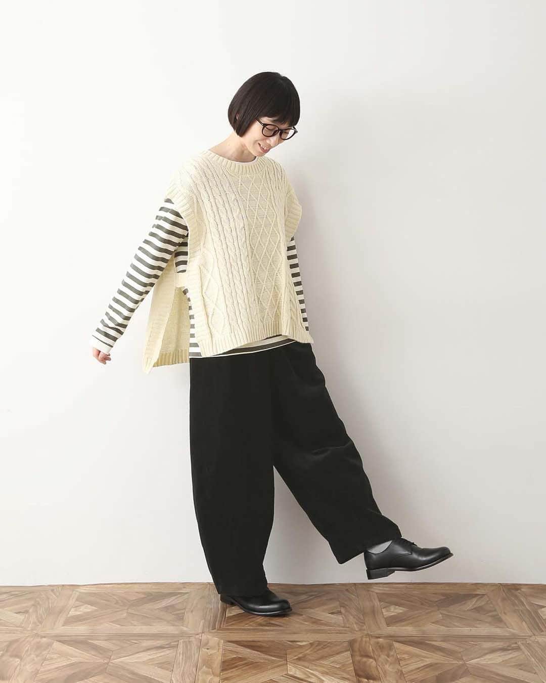 ナチュランさんのインスタグラム写真 - (ナチュランInstagram)「【 暮らしの服 】重ねるだけですぐおしゃれ - ベストの季節到来♪  ・  秋冬コーデの必需品『ベスト』。  シンプルなコーディネートに一枚重ねるだけで おしゃれ感がグッとアップするので、 レイヤードコーデが苦手な方にも気軽に挑戦していただけるアイテムです。  暮らしの服では、そんな季節のマストアイテムをプチプライスでご紹介。  ぜひこの機会にお迎えしてみてはいかがでしょうか。  モデル身長：158cm  -----------------------------  🦔COORDINATE 01  ■BLISS BUNCH ラムナイロン2WAY肩落ちワイドベスト ¥6,600 杢モカ[ 注文番号：SES-4A83-3288-E ]  ・  🦔COORDINATE 02  ■amitie ポリッシュベスト ¥4,290 アイボリー[ 注文番号：FRL-4A83-3114-A ]  ・  🦔COORDINATE 03  ■m.n ウール混ニットロングベスト ¥3,850 ブラック[ 注文番号：AUB-4A83-3012-A ]  ・  🦔COORDINATE 04  ■unii ドットジャガードドルマンニットベスト ¥6,490 ブラック[ 注文番号：PUL-4A83-3256-A ]  -----------------------------  ▶️商品詳細やお買い物は写真のタグをタップ またはプロフィール（@natulan_official）から 「ナチュラン」のサイトにアクセスして 注文番号や商品名を検索してみてくださいね。  #lifewear #fashion #natulan #今日のコーデ #コーディネート #ファッション #ナチュラル #ナチュラン #日々の暮らし #暮らしを楽しむ #シンプルライフ #デイリーコーデ #プチプラコーデ #大人のプチプラ #大人カジュアルコーデ #大人服 #おしゃれな人と繋がりたい #ベスト #ベストコーデ #重ね着 #着回しコーデ #ニットベスト #ロングベスト #ドット #秋コーデ #natulan_official.」9月26日 16時36分 - natulan_official