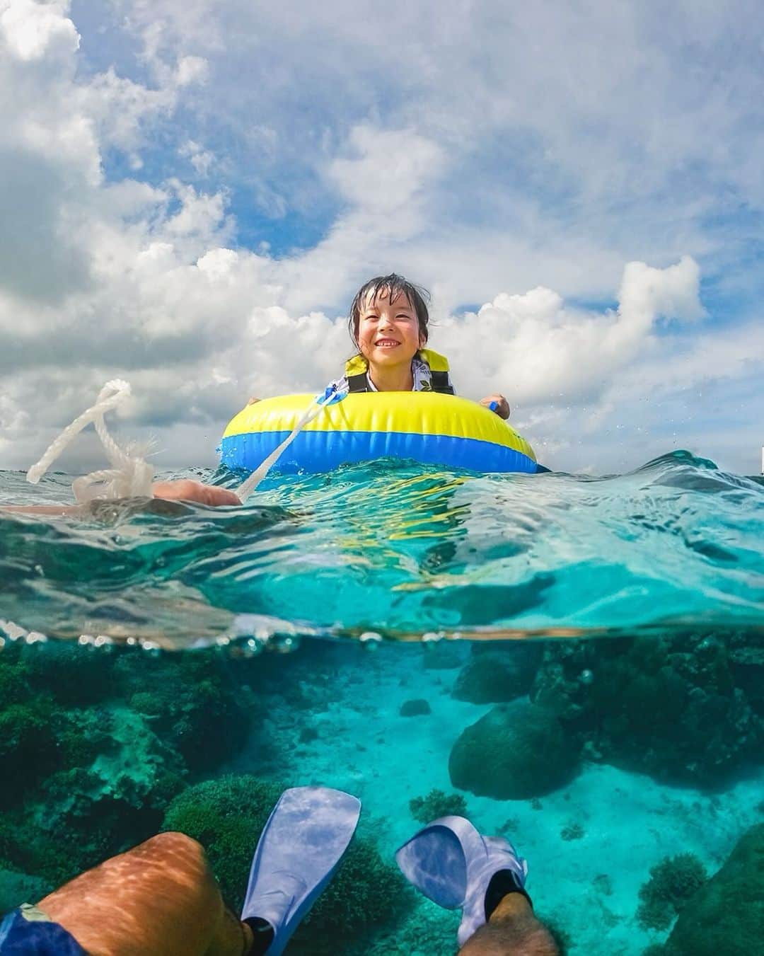 のインスタグラム：「親子でぷかぷか海遊び 🛟 🏖️ 📷 @uruma_428 ・ ・ ・ #GoPro #GoProJP #GoProのある生活 #沖縄 #宮古島 #伊良部島 #海 #親子 #国内旅行　#週末」