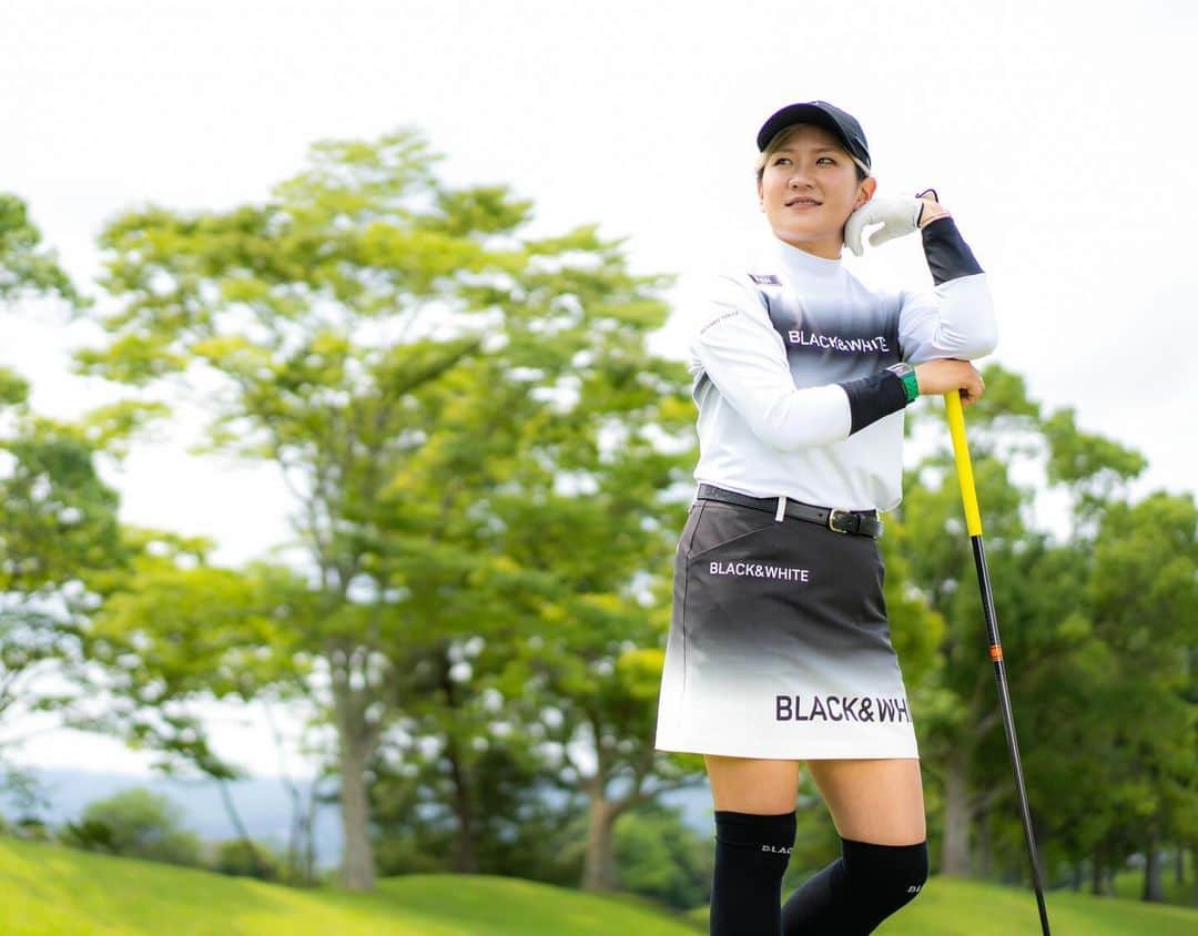 のインスタグラム：「かみんぐすーん2⛳️ #ブラックアンドホワイト @blackandwhite.jp  #ゴルフウェア #ゴルフアパレル #ゴルフコーデ #ゴルフ女子 #ごるふ女子」