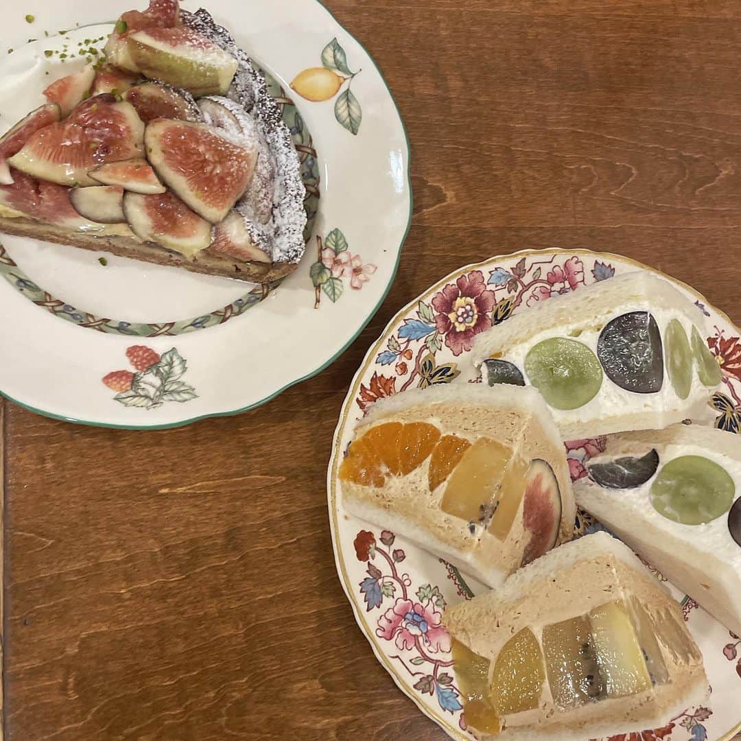 柏山奈々美のインスタグラム：「最近、落ち込み気味だったので元気を出すため甘いもの食べにきた時の写真。  フルーツサンド大好き😊  #カフェ　#카페  #フルーツサンド」