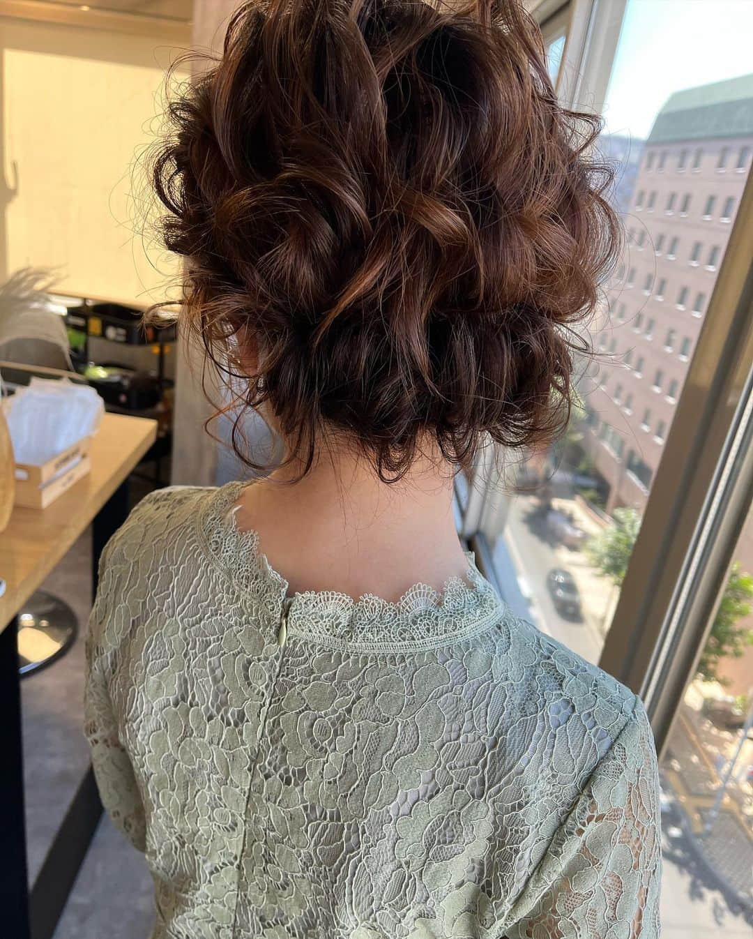 nico... DAISUKEのインスタグラム：「ギブソンタック風に  肩の長さでつくるヘアセット  透明感color➕cut➕treatment ¥13750〜¥17050 double color¥14300〜¥23100 hair set¥4840 shampoo cut ¥3960  hair studio nico... Tel📞011-205-0595  札幌大通駅から徒歩🚶‍♂️5分以内 狸小路5丁目と6丁目の間  ピボォの隣Family Martを右に曲がり ２つ目の信号の角の三雄ビル8Ｆ  ＃スタイルチェンジ #髪質改善 ＃白髪染め ＃白髪ぼかし #札幌美容室 #大通り美容室 #ショートヘア #札幌カラー #札幌ブリーチ #韓国風 #インナーカラー #札幌ヘアアレンジ #札幌ヘアセット #札幌髪質改善 #札幌髪質改善トリートメント #札幌美容室 #札幌ショート  #ショートカット #髪質改善トリートメント ＃酸性ストレート #hair #髪質改善 #wolf cut #ウルフカット #ブリーチ #ウルフカット  #美容学生と繋がりたい  #balayage #北海道理容美容専門学校  #美容学生」