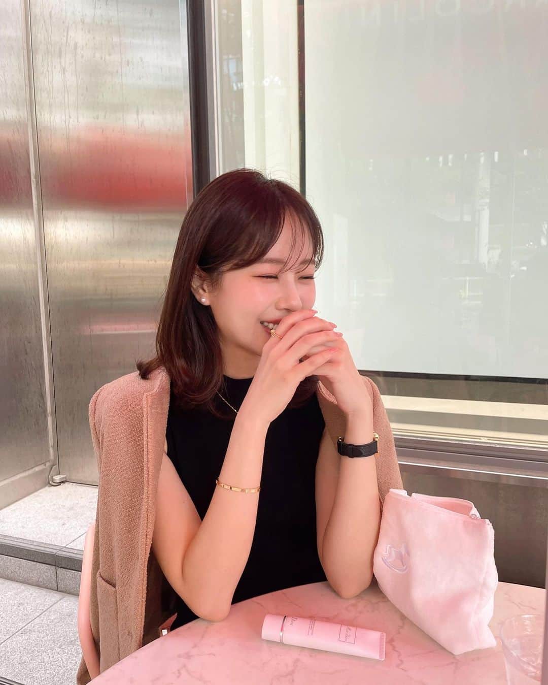 ハンナミのインスタグラム：「🤳🏻☕️☺️🌤️  何度かちらっと載せてましたが、 秋の新作ツイードジャケット 🪡🧶  ゴールドボタンがかわいい ..♡ キャメル, ブラックの2色展開です !  ☑︎9.29(金)21:00〜発売開始 他にも昨年大人気だったファーコートの再受注もあります♩」