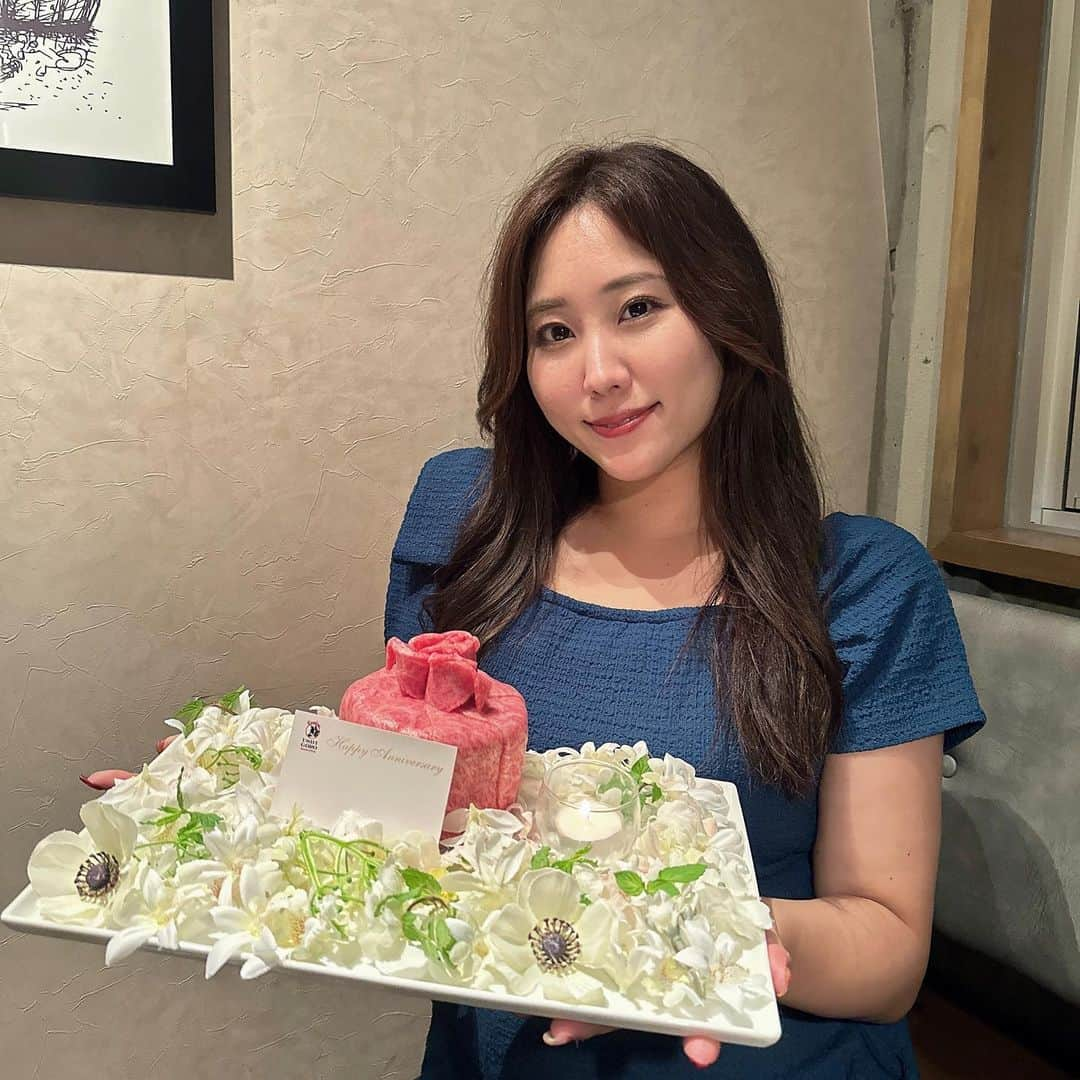 ルナさんのインスタグラム写真 - (ルナInstagram)「うしごろにりのちゃんと行ってきたよ🐮🥩  📍うしごろバンビーナ恵比寿ヒルトップ店 @ushigoro_yakiniku   アニバーサリーコースを利用しました🎂 完敗のスパークリングから始まり🥂 めちゃくちゃ豪華な肉ケーキと デザート、記念の写真まで📷🩷  大切な記念日とかお誕生日祝いにぴったりだったよ✨  お肉は全部美味しくて2人で感動〜🥹 仕事帰りの疲れに沁みた…🩶  また食べに行きたいな🐄 ┈┈┈┈┈┈┈┈┈♡ #うしごろバンビーナ恵比寿ヒルトップ店 #PR #うしごろ #肉ケーキ  #恵比寿焼肉 #ushigoro #うしごろバンビーナ #焼肉恵比寿 #記念日ディナー #記念日におすすめ #誕生日ディナー #誕生日ディナー #肉ケーキでお祝い #恵比寿グルメ #恵比寿ディナー #肉スタグラム #cinematiq #シネマティックコーデ」9月26日 22時03分 - runakumaa