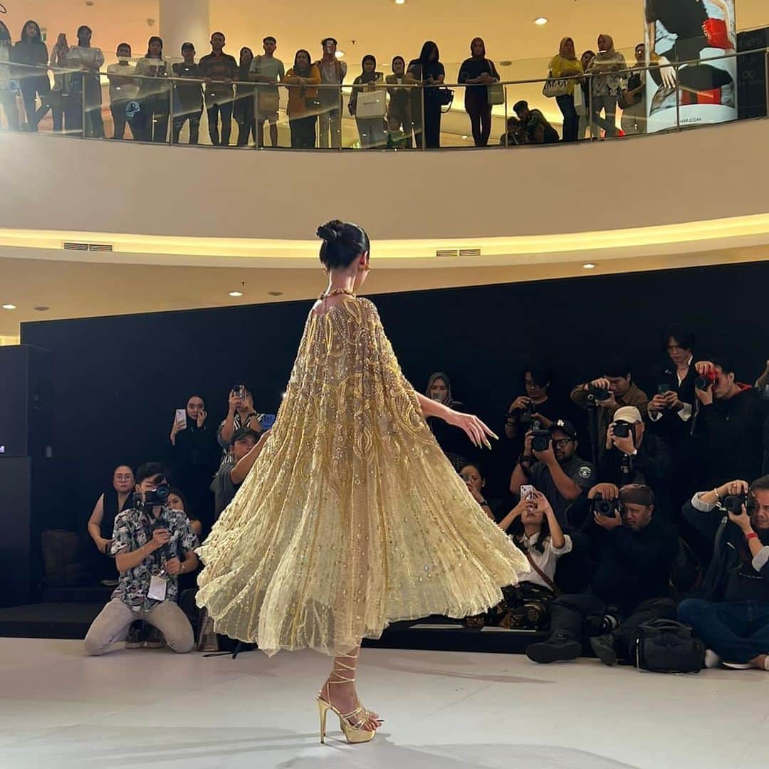 Ivan Gunawanのインスタグラム：「Dari  sisi  penonton , moment  di  ambil  oleh  @melahyarlyfe ❤️❤️ terima  kasih  Kesempatan nya  @senayancity  koleksi  MAHARANI  bisa  di  show  kan kembali  di  jakarta👑⭐️」