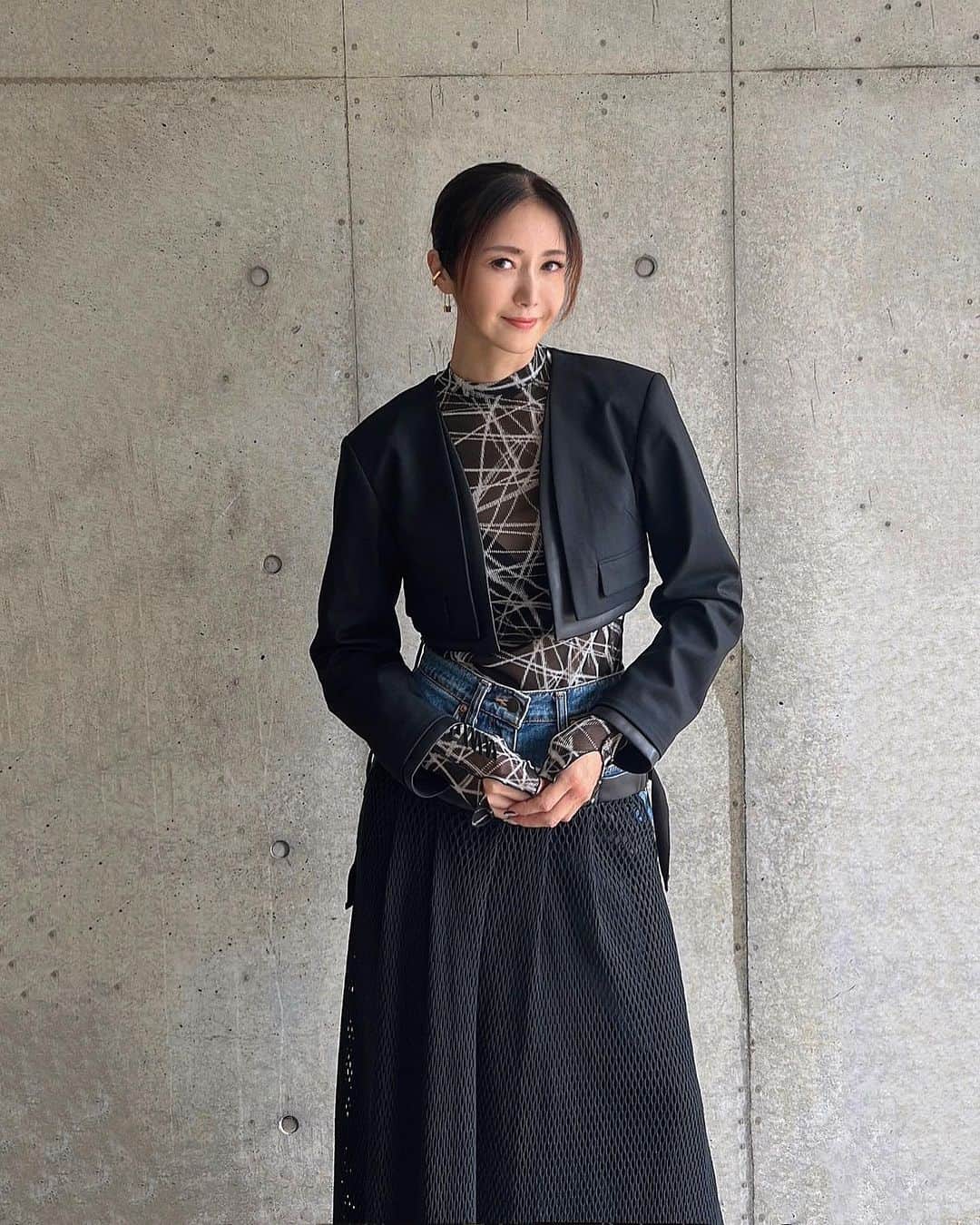 川島幸美さんのインスタグラム写真 - (川島幸美Instagram)「朝夕は軽めのジャケットを 羽織れる涼しさになりましたね🌙  横から見ると前下がりのシルエットがシャープな クロップドジャケット❤︎ 前端にはフェイクレザーのトリミングを効かせてみました✌️」9月26日 22時05分 - yukimikawashima