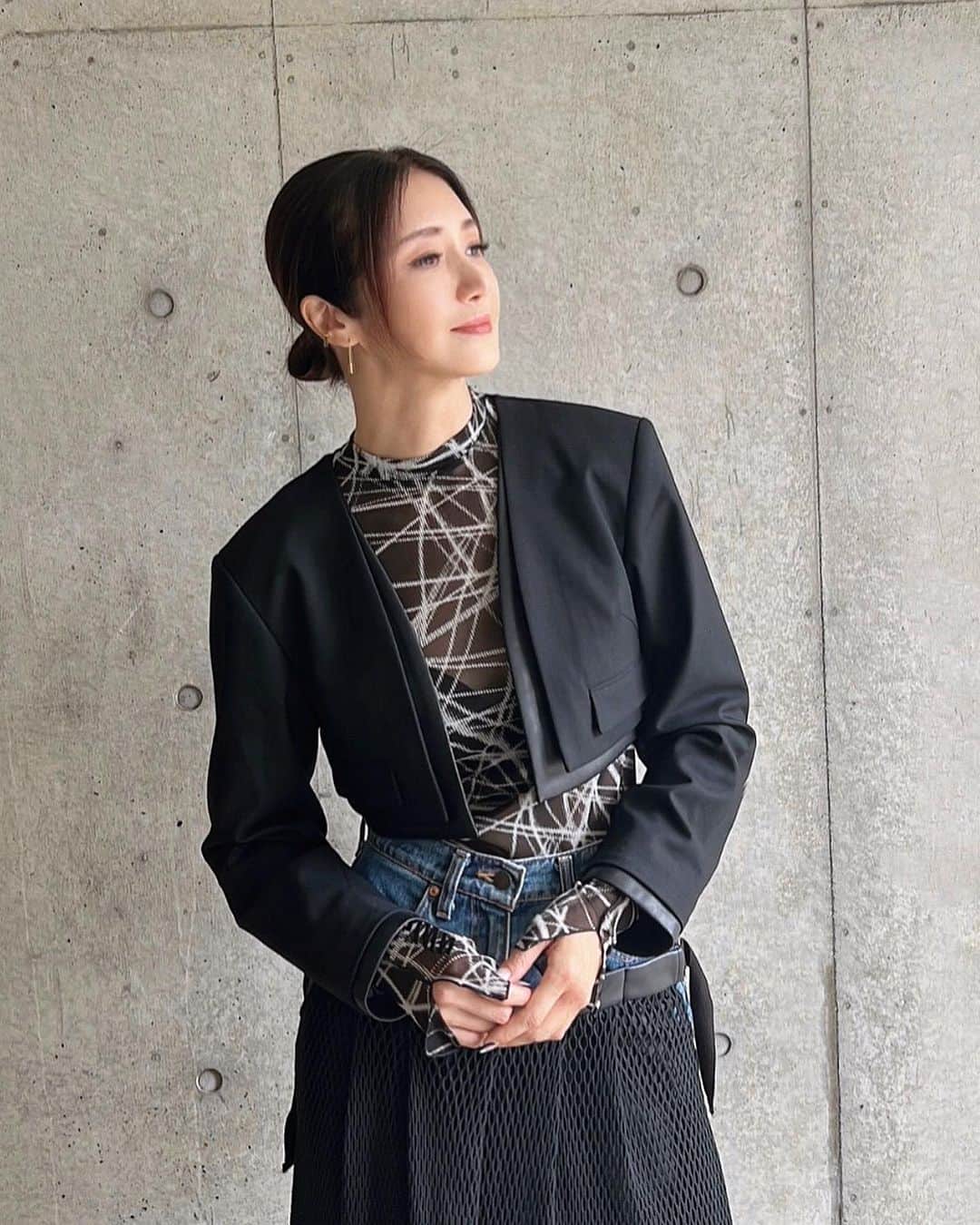 川島幸美さんのインスタグラム写真 - (川島幸美Instagram)「朝夕は軽めのジャケットを 羽織れる涼しさになりましたね🌙  横から見ると前下がりのシルエットがシャープな クロップドジャケット❤︎ 前端にはフェイクレザーのトリミングを効かせてみました✌️」9月26日 22時05分 - yukimikawashima